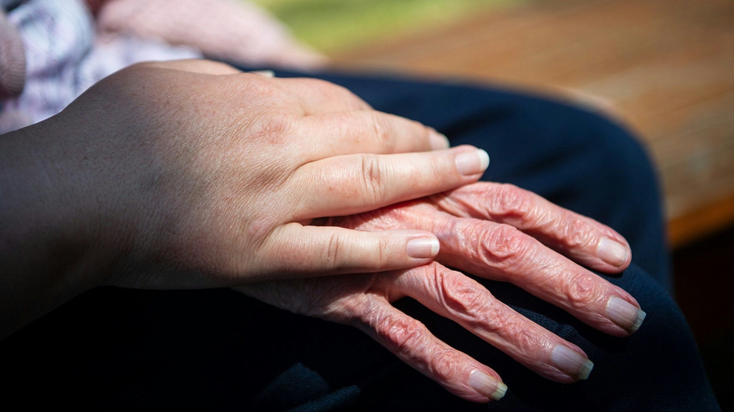 Menschliche Nähe: Senioren brauchen oft eine Betreuung. Ob für die Pflege zu Hause oder in einer Einrichtung – seit Jahresbeginn gelten Gesetzesänderungen. Foto: dpa/Schuldt