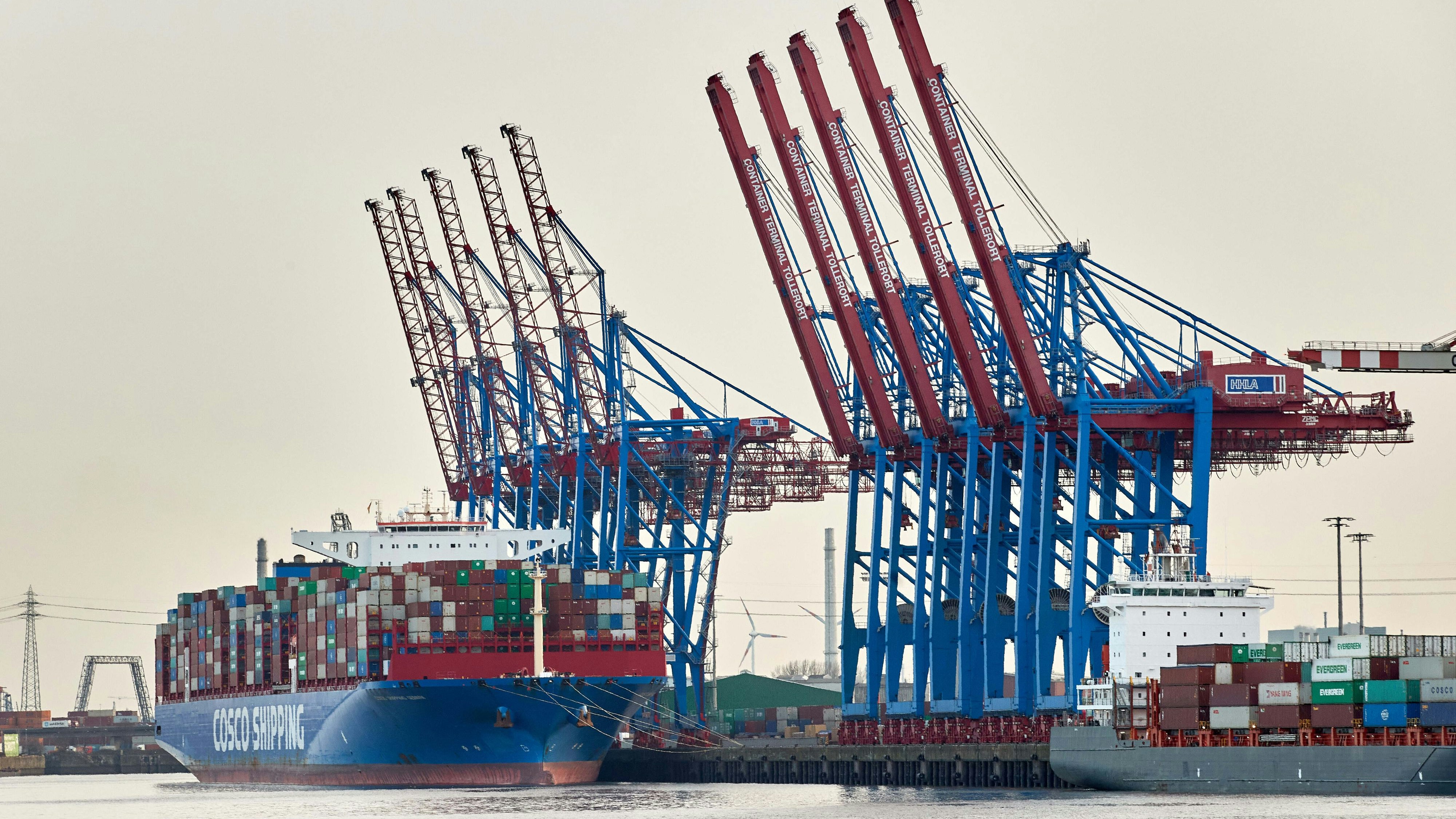 Ein Containerschiff von Cosco liegt am Containerterminal Tollerort. Foto: dpa