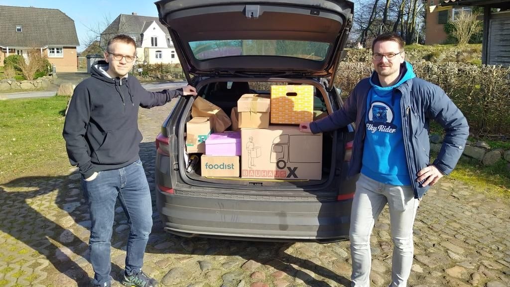 Solidarität: Stephan Büssing (links) und Frank Schulte haben sich mit Sachspenden, und um Flüchtlinge nach Deutschland zu bringen, auf den Weg an die ukrainische Grenze gemacht. Foto: privat