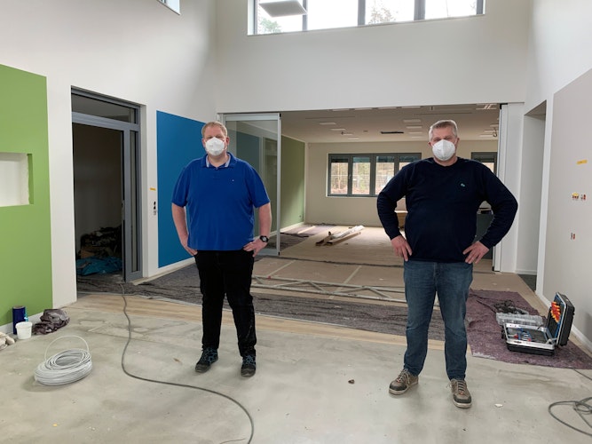 Voller Vorfreude: Stephan Barlage (links) und Mario Witte nehmen das neue Gebäude der OOWV-Betriebsstelle Holdorf genau in Augenschein. Foto: OOWV  Wittschieben