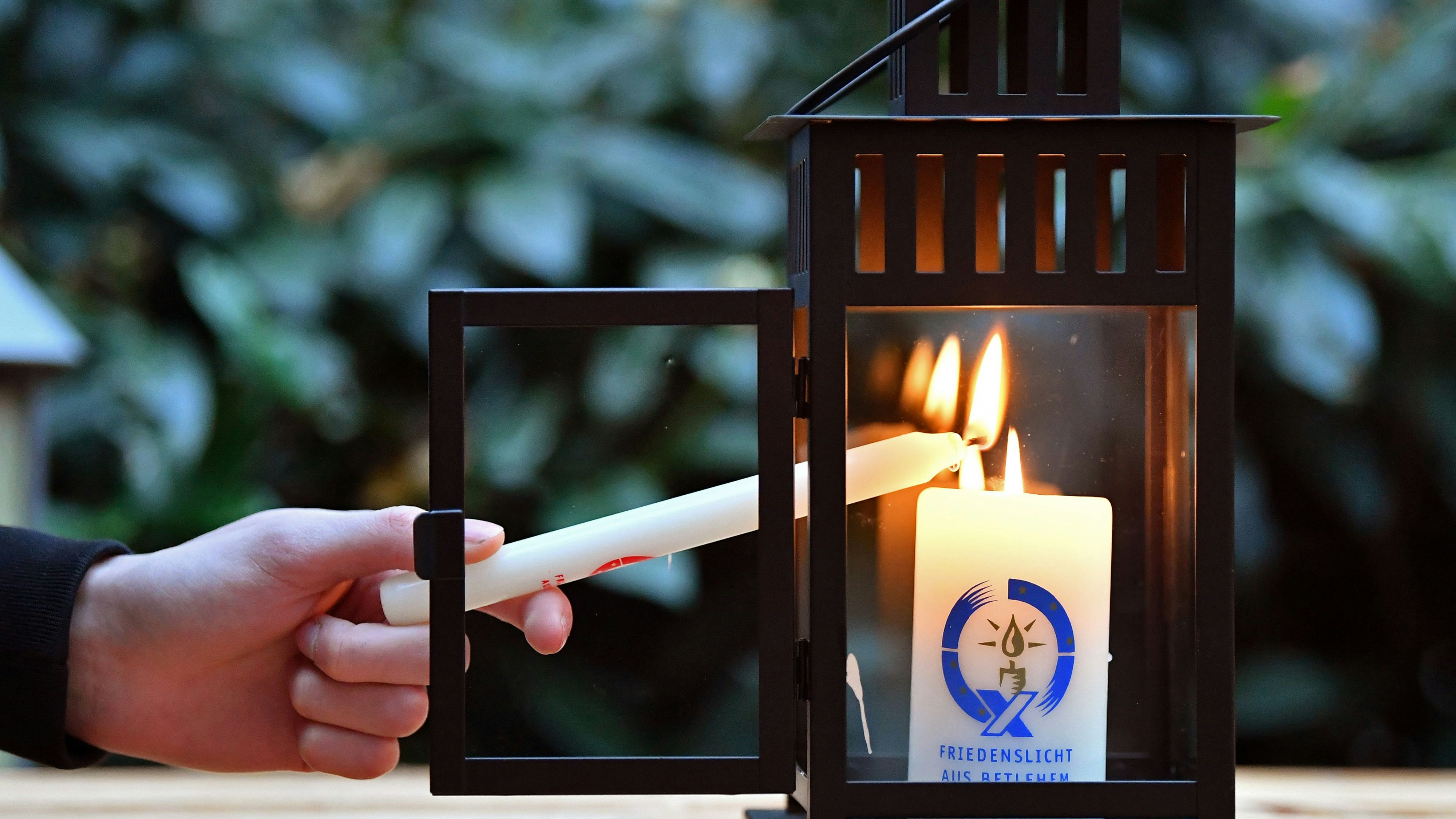 "Friedenslicht aus Betlehem": Pastor Uwe Börner&nbsp;lädt dazu ein, in der Molberger und Peheimer Kirche Kerzen als Zeichen der Solidarität zur Ukraine zu entzünden.&nbsp; &nbsp;Symbolbild: dpa