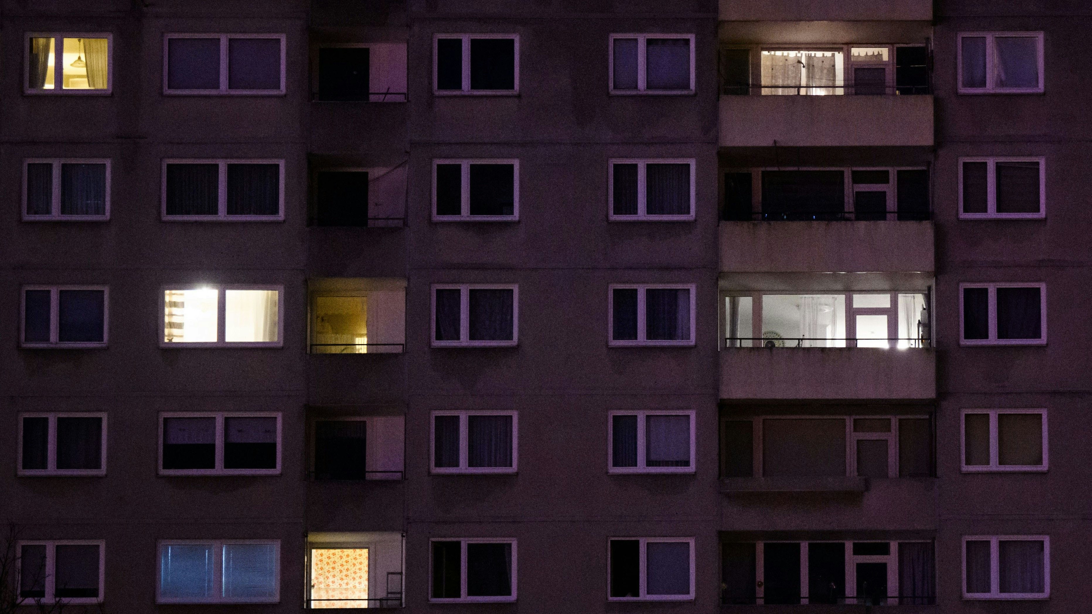 Bleibt es künftig öfter dunkel im eigenen Zuhause? Die hohen Kosten zwingen zum Energiesparen. Foto: dpa / Stratenschulte