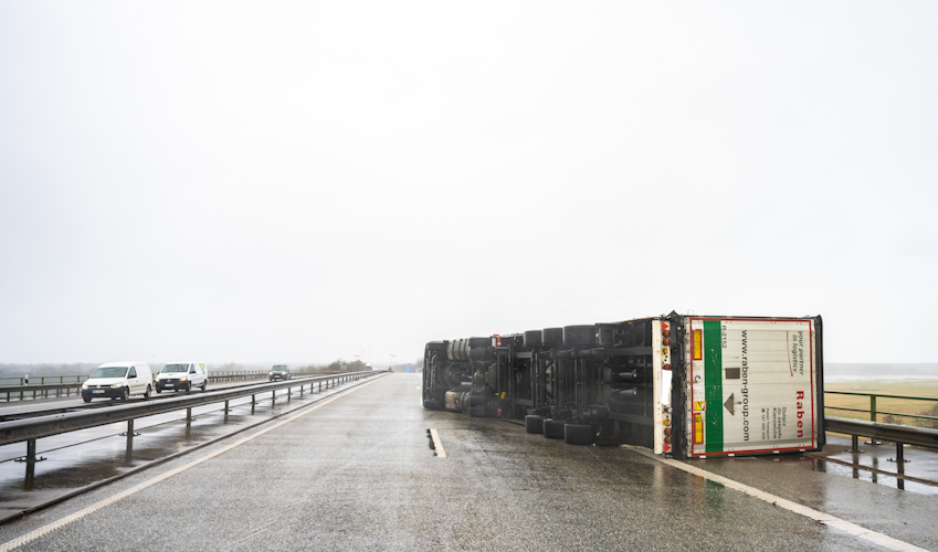 Ein umgekippter LKW liegt mitten auf der Huntebrücke der Autobahn A29. Das Fahrzeug wurde durch eine Sturmböe erfasst und umgekippt. Der Fahrer blieb unverletzt. Foto: dpa