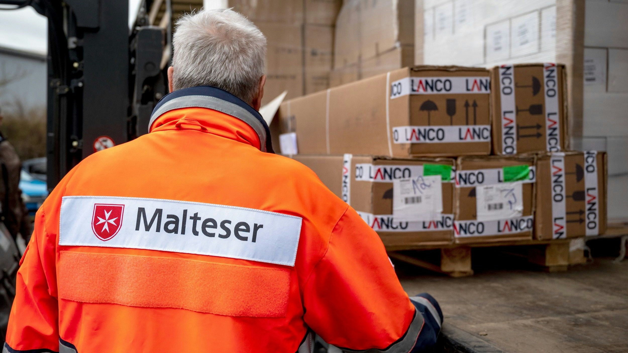 Lieferung für die Ukraine: Malteser verladen Hilfsgüter in einen LKW, der medizinisches Material transportiert. Foto: dpa/Tittel