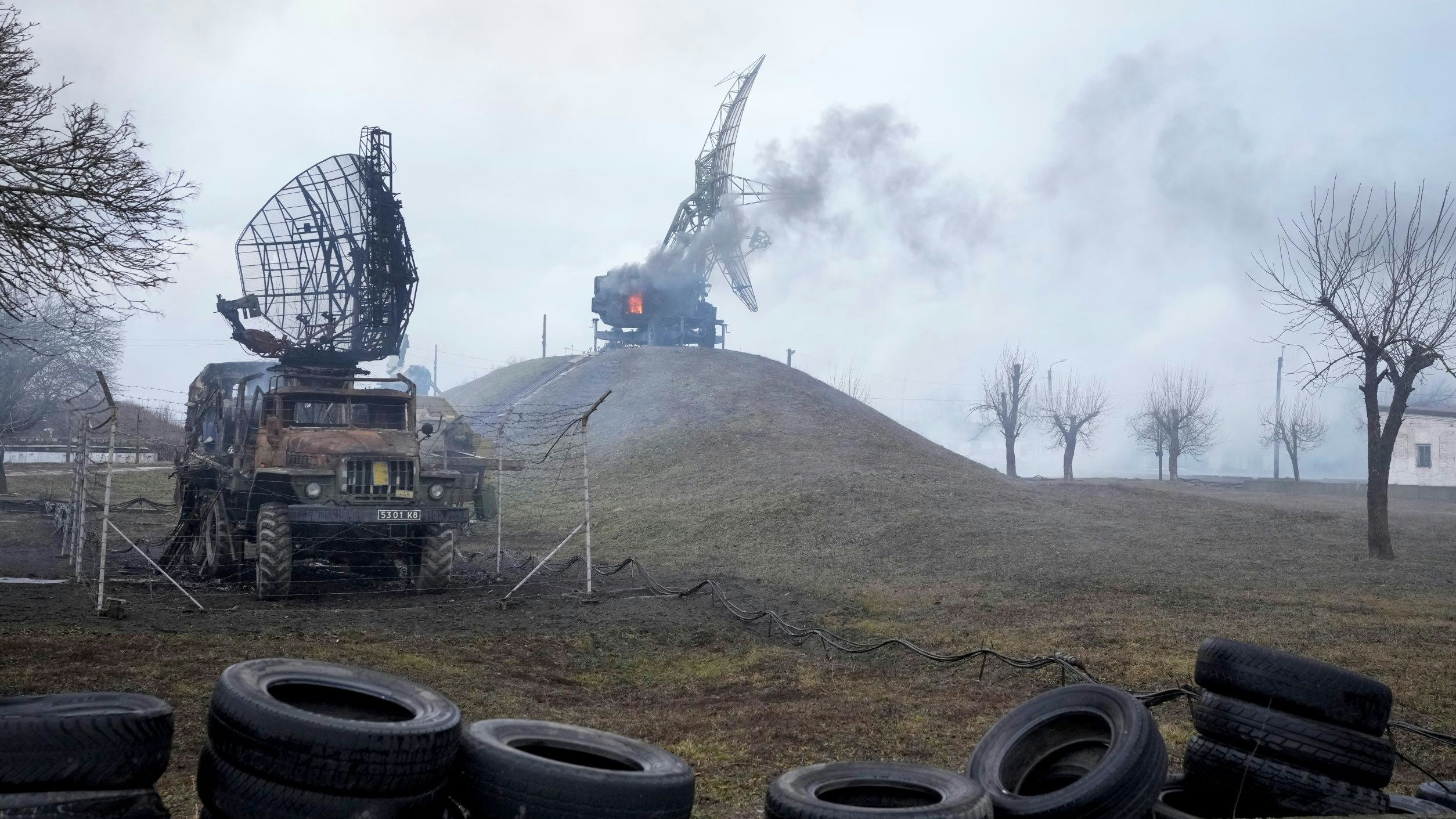Beschädigte Radaranlagen und andere Ausrüstung sind in einer ukrainischen Militäreinrichtung außerhalb der Stadt zu sehen. Foto: dpa