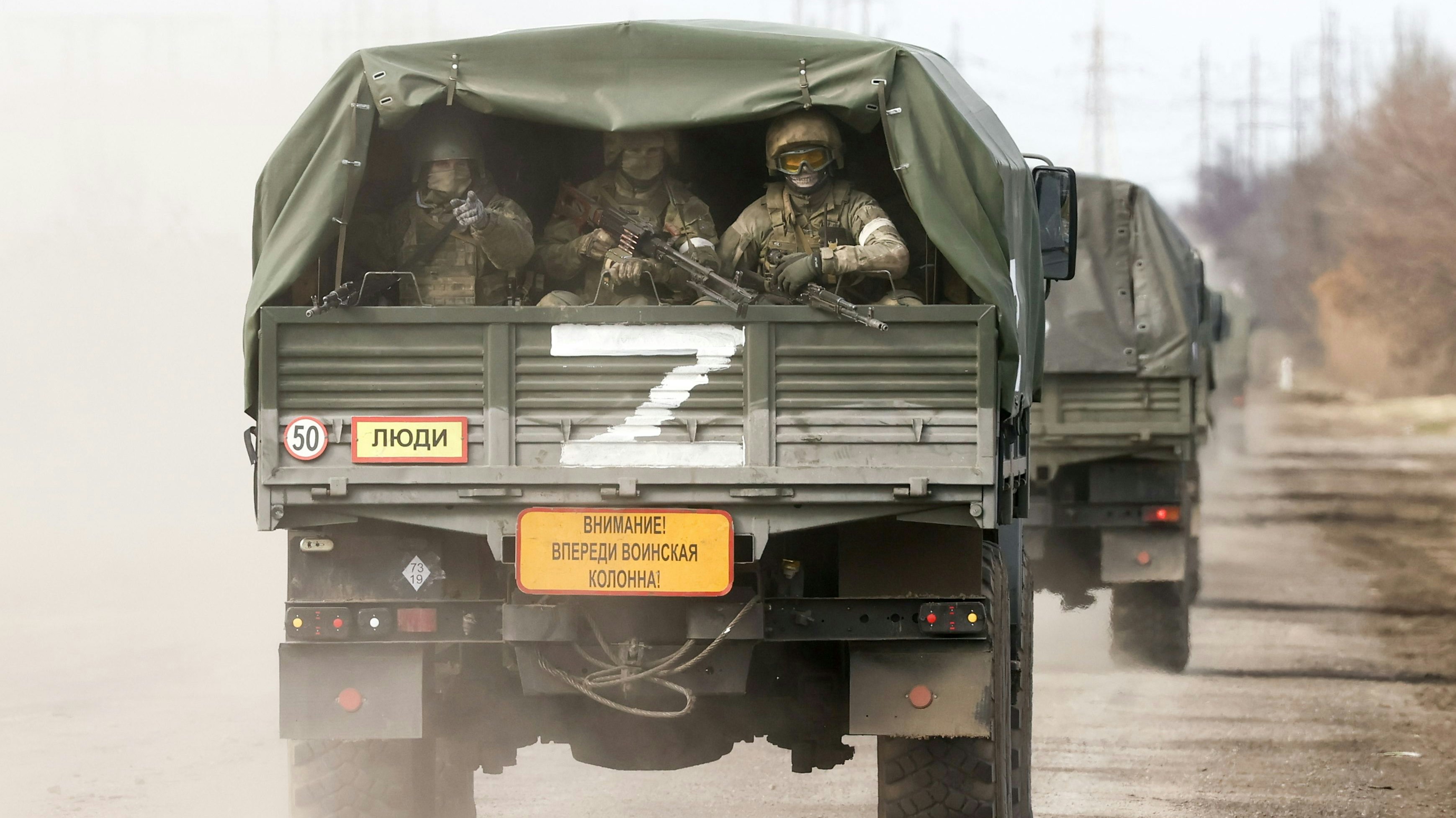 Ein Z ist auf einem russischen Militär-Fahrzeug zu sehen. Archivfoto:&nbsp;dpa / TASS | Sergei Malgavko