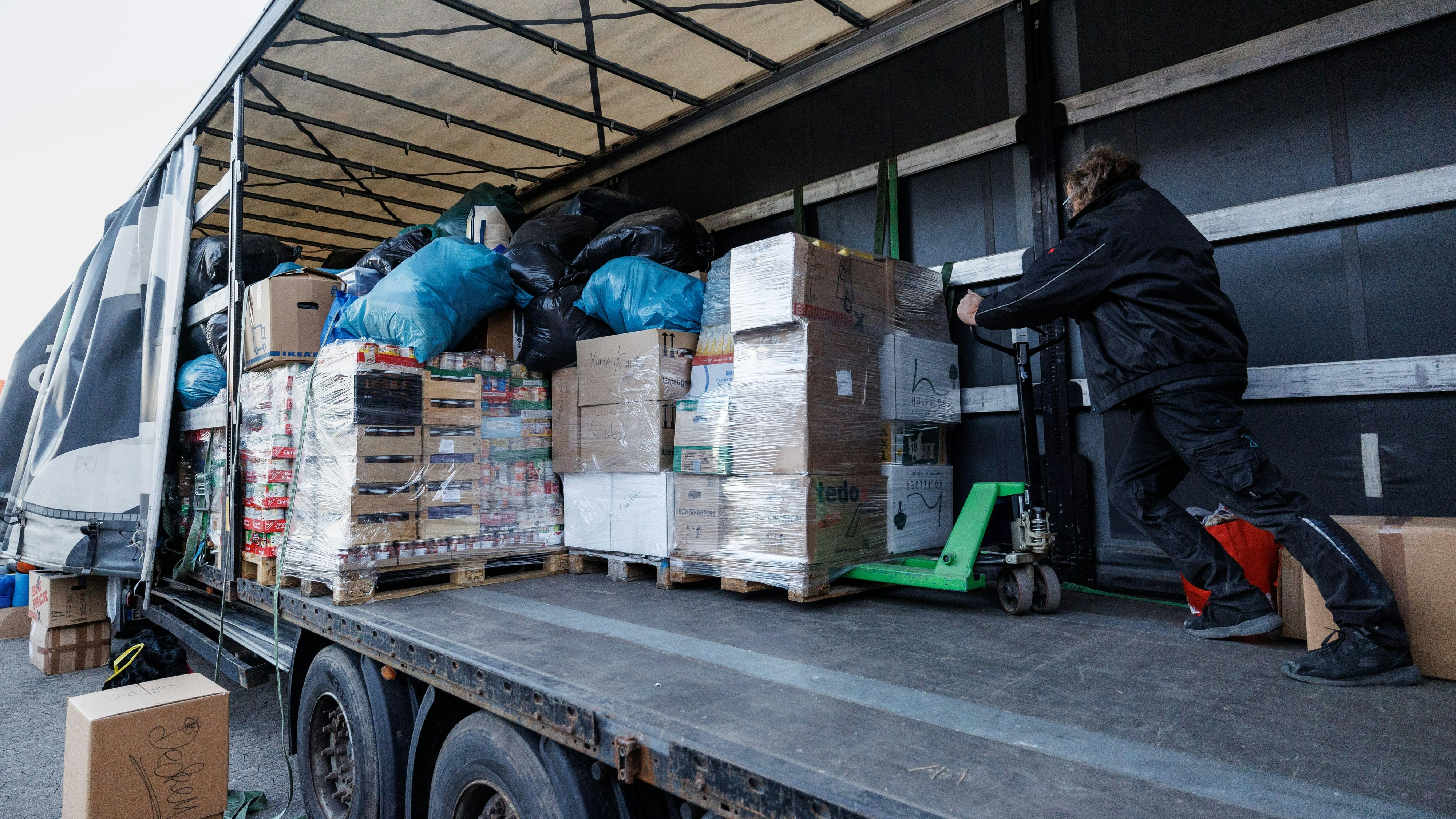 Hilfstransporter: Die Heimatvereine Molbergen lassen Lebensmittel an die polnische Grenze bringen. Symbolfoto: dpa