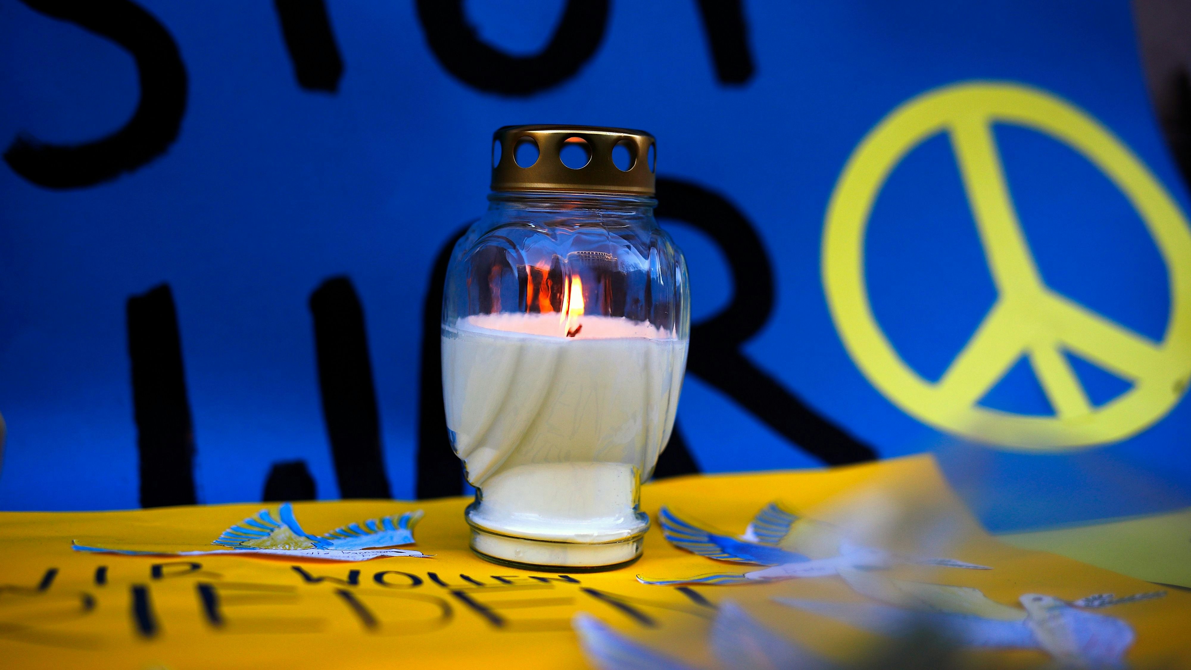 Ein Licht für den Frieden: Mit Gebeten will die Pfarrgemeinde St. Johannes Baptist die Ukrainer unterstützen. Symbolfoto: dpa/Koall