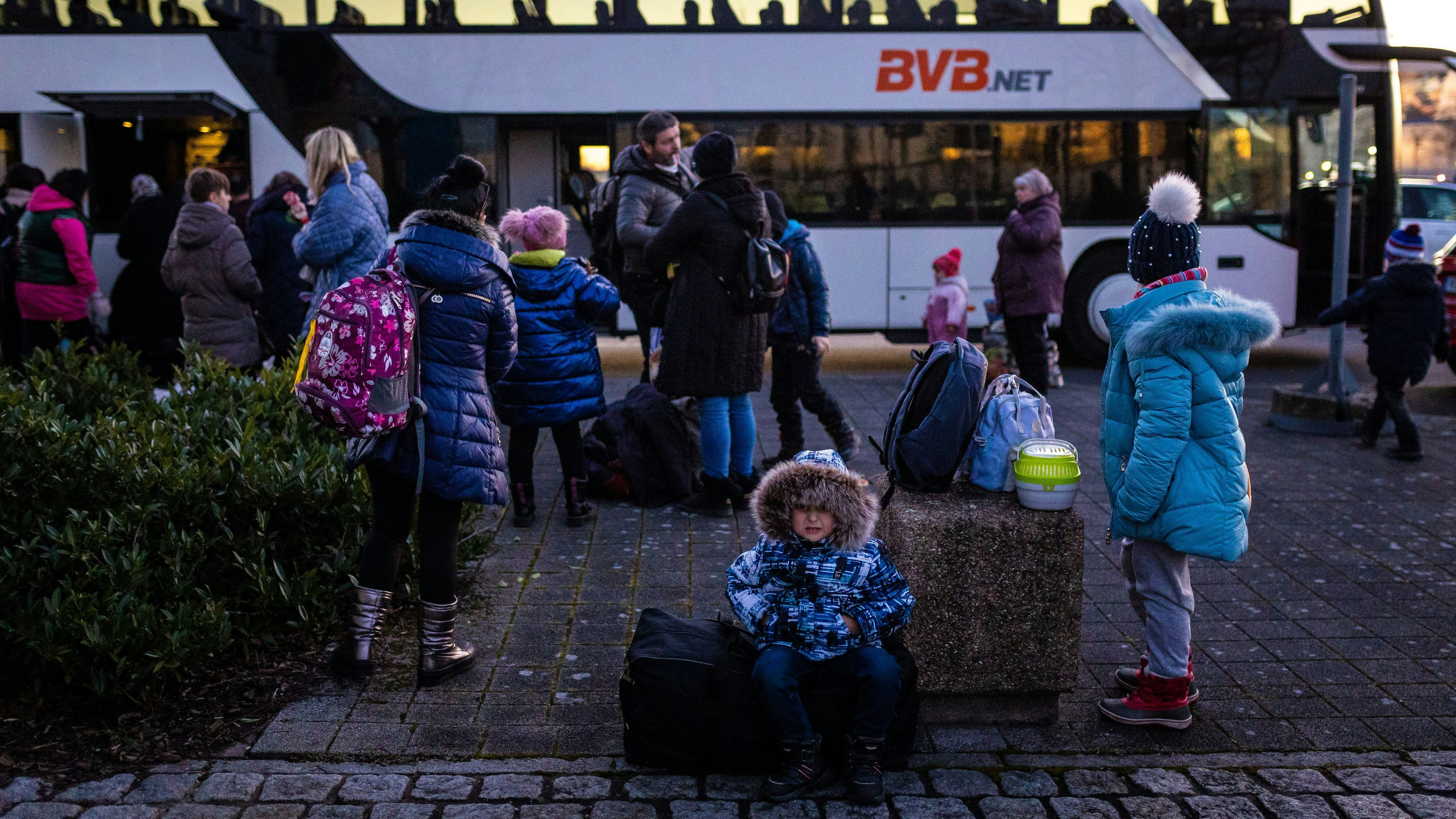 Menschen, die aus dem Krieg in der Ukraine geflohen sind, kommen mit einem Bus am Messegelände in Hannover an. Symbolfoto: dpa