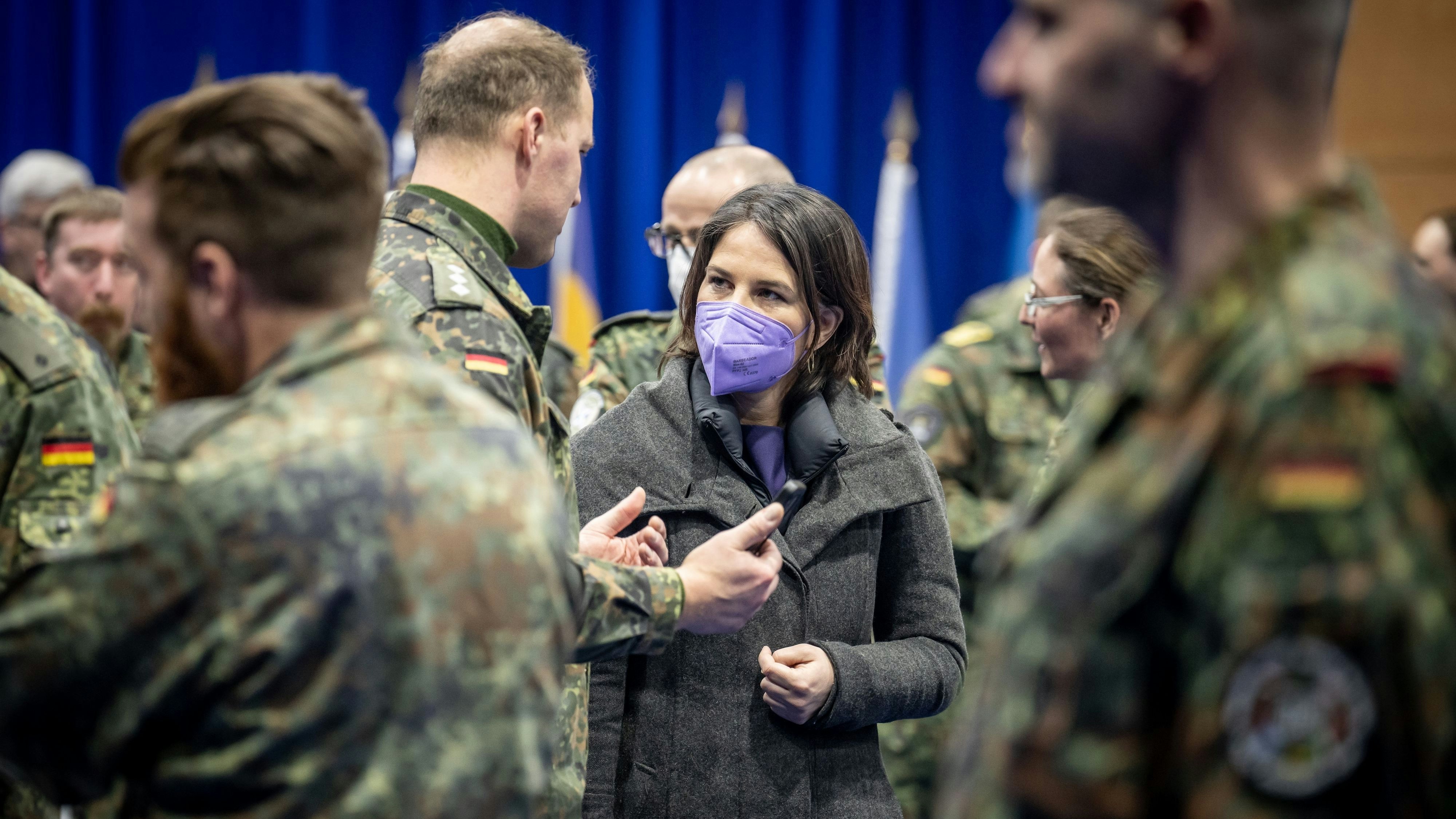 Im Gespräch&nbsp;mit Bundeswehr Soldaten im Kosovo: Außenministerin Annalena Baerbock (Bündnis90/Die Grünen). Symbolfoto: dpa
