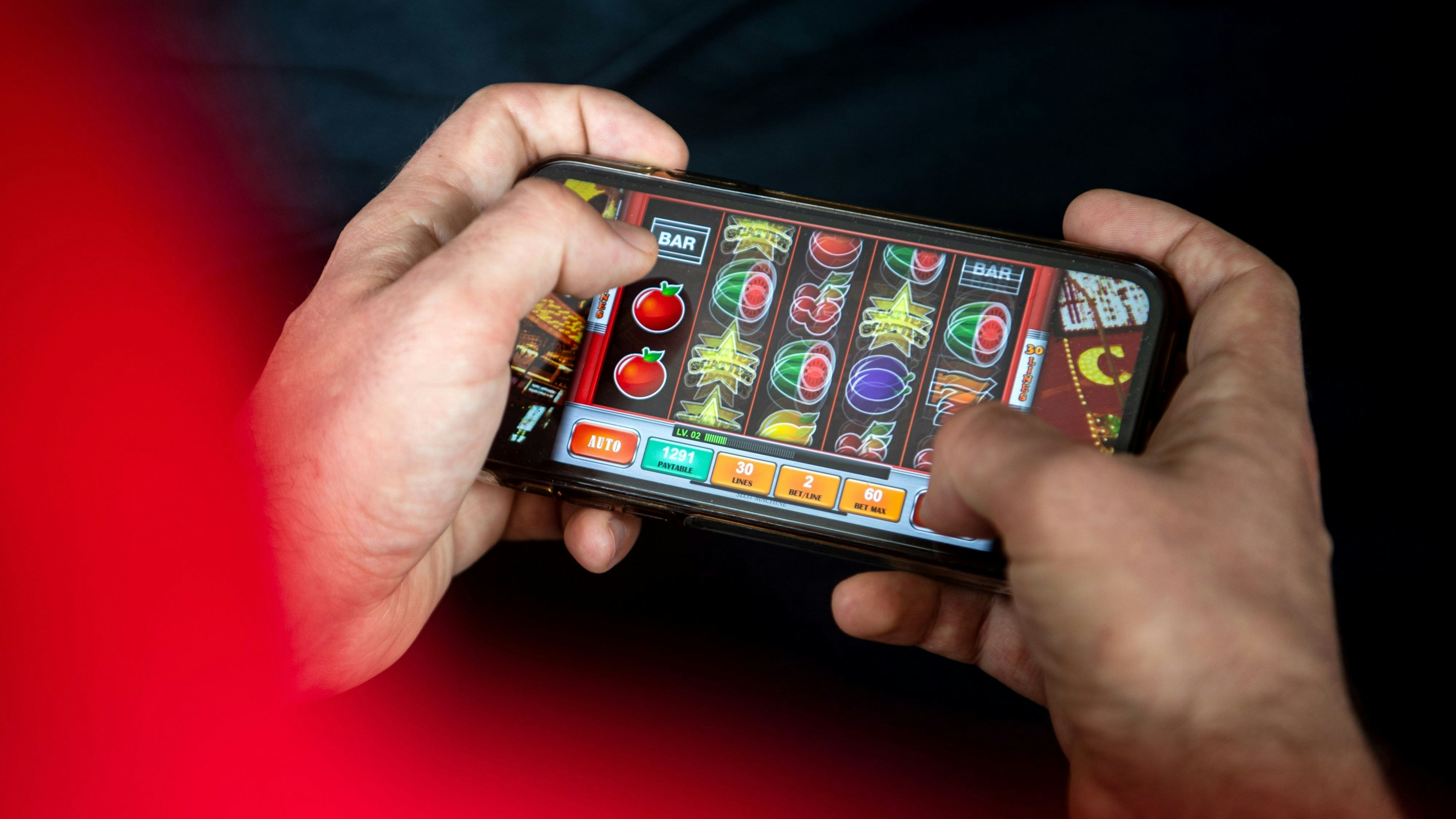 Glücksspiel am Handy: Weil die Spielhallen geschlossen waren, könnte die Nachfrage nach Online-Glücksspiel gestiegen sein. Foto: dpa