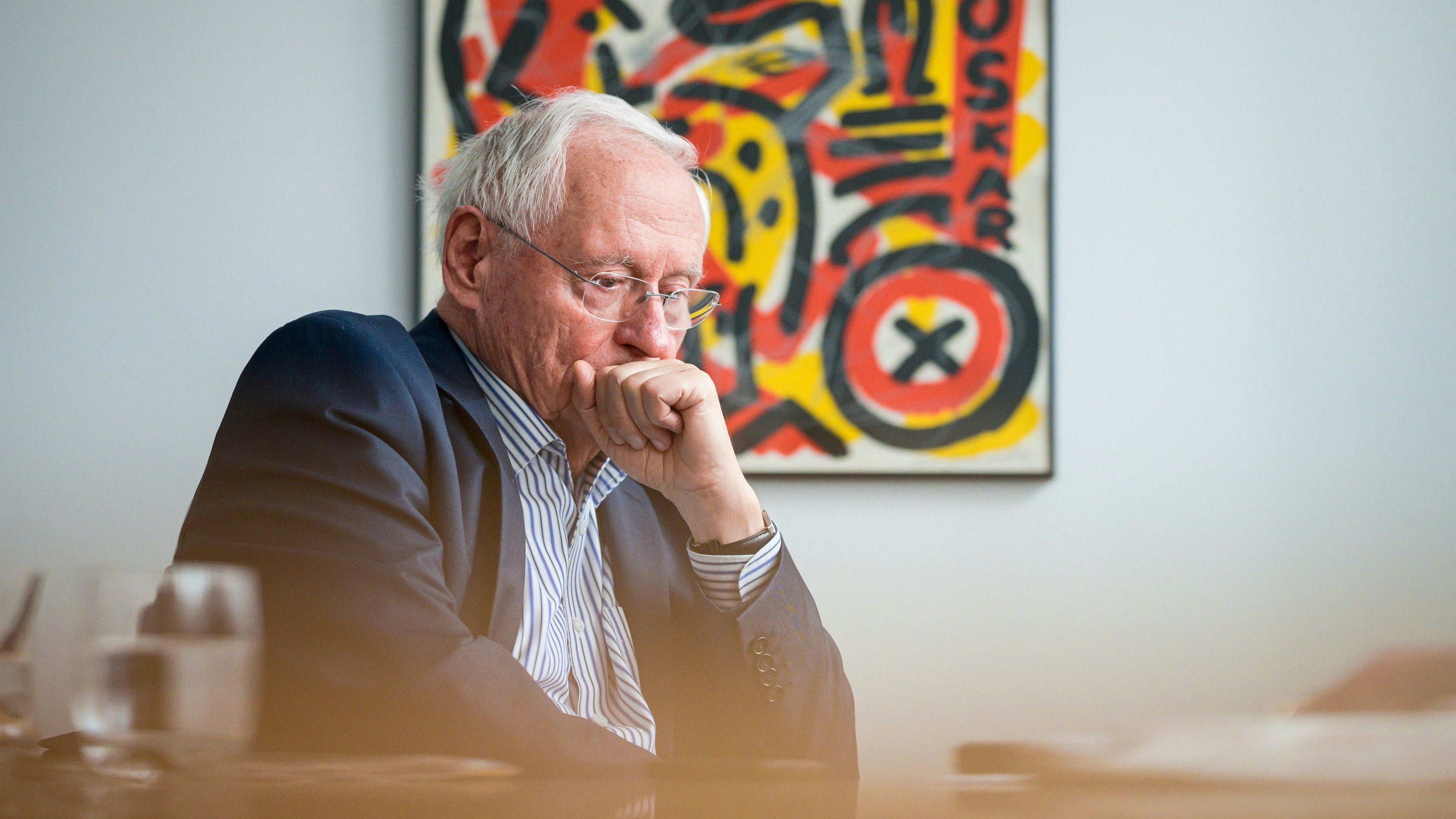 Oskar Lafontaine sitzt nach einem Interview in seinem Büro im saarländischen Landtag. Der frühere Mitgründer und Vorsitzende der Linkspartei, Oskar Lafontaine (78), ist aus der Partei ausgetreten. Foto:&nbsp;dpa/Dietze