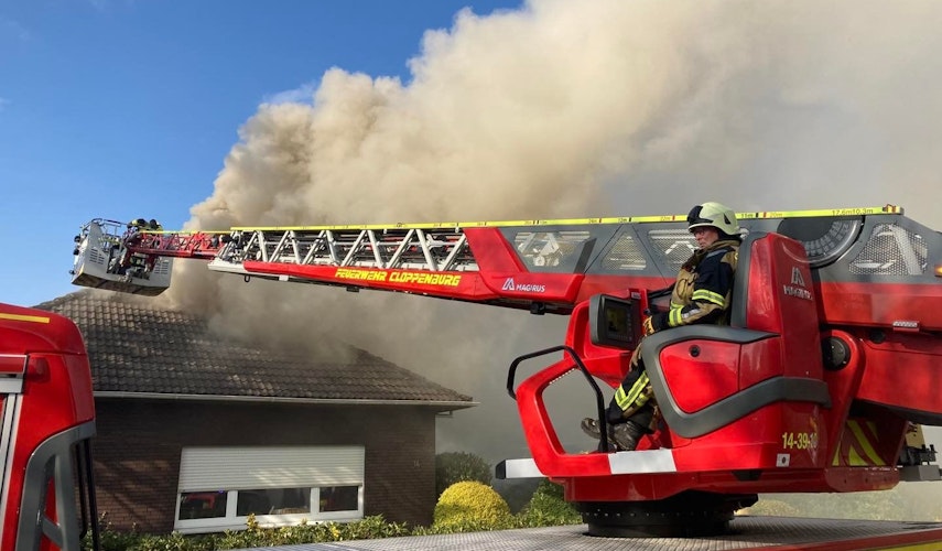 Feuer im Dachgeschoss: Mit einer Drehleiter löschte die Feuerwehr das Feuer auch von außen. Foto: Freiwillige Feuerwehr Cloppenburg