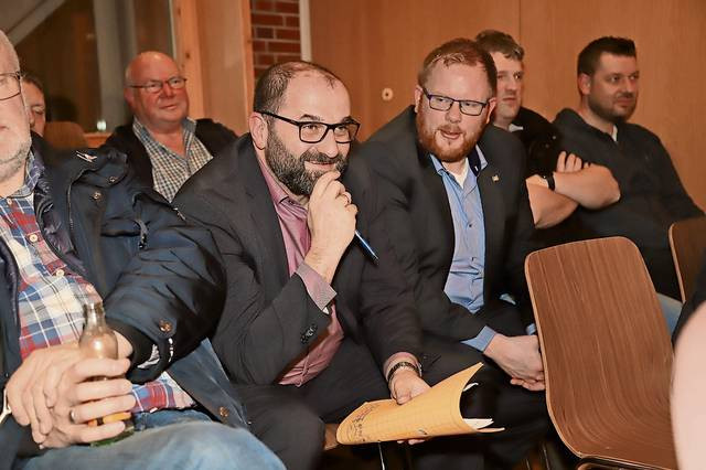 Im Publikum: Gespannt verfolgen Bürgermeister Sven Stratmann und Arno Djuen (Mitte) die  Diskussion. Foto: mpe
