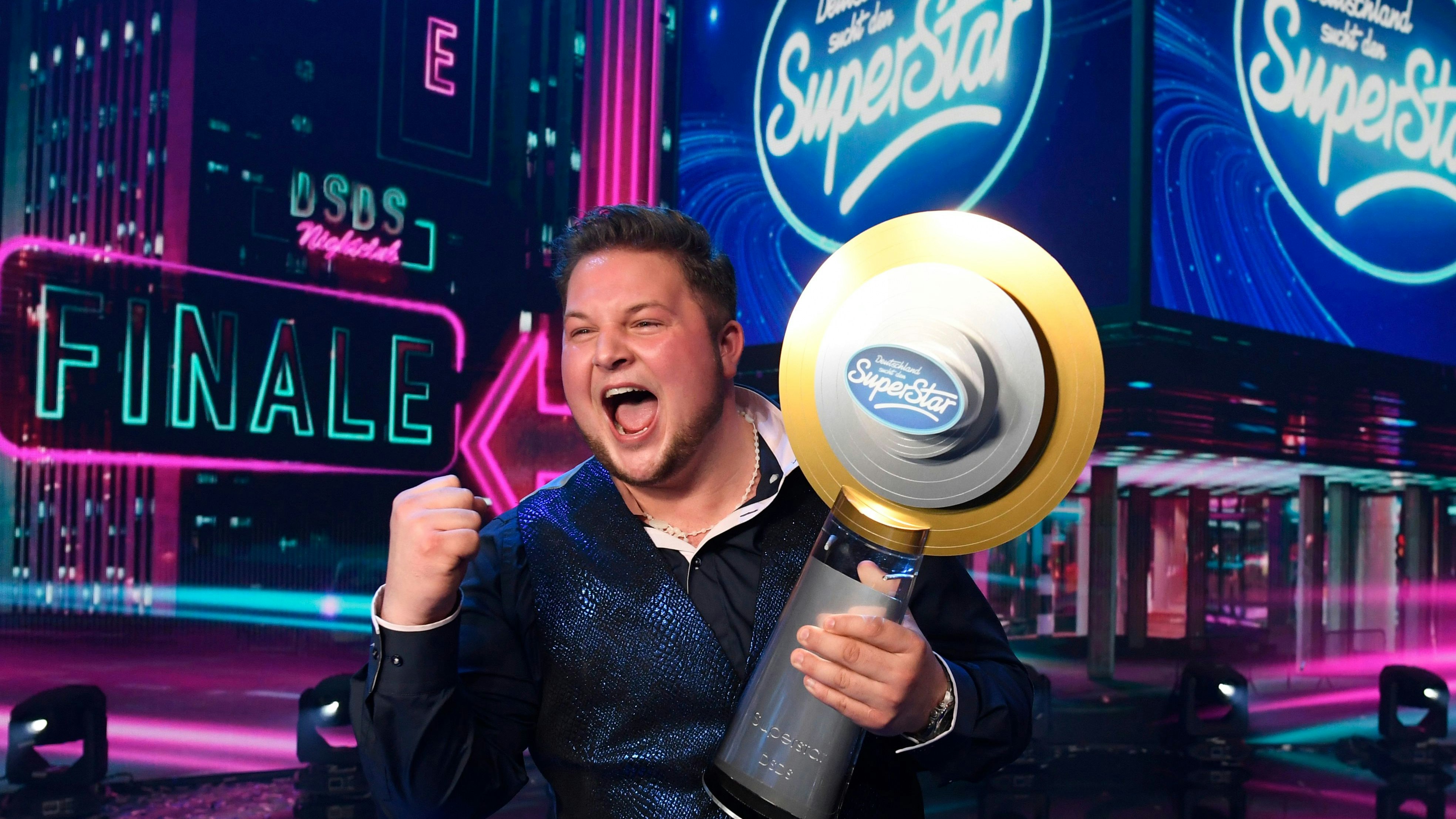 Harry Laffontien präsentiert den Siegerpokal nachdem er das Finale der RTL-Sendung "Deutschland sucht den Superstar" (DSDS) gewonnen hat. Foto: dpa | Roberto Pfeil