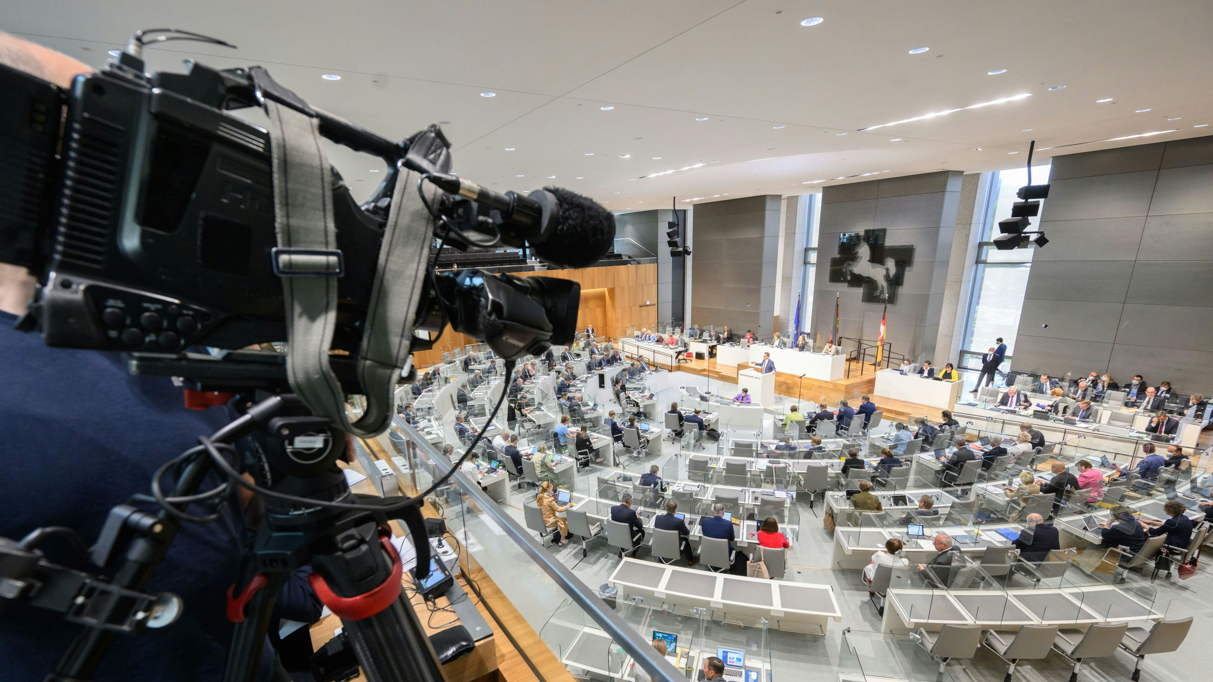 Ein Kameramann filmt die Plenarsitzung im niedersächsischen Landtag. Foto: dpa
