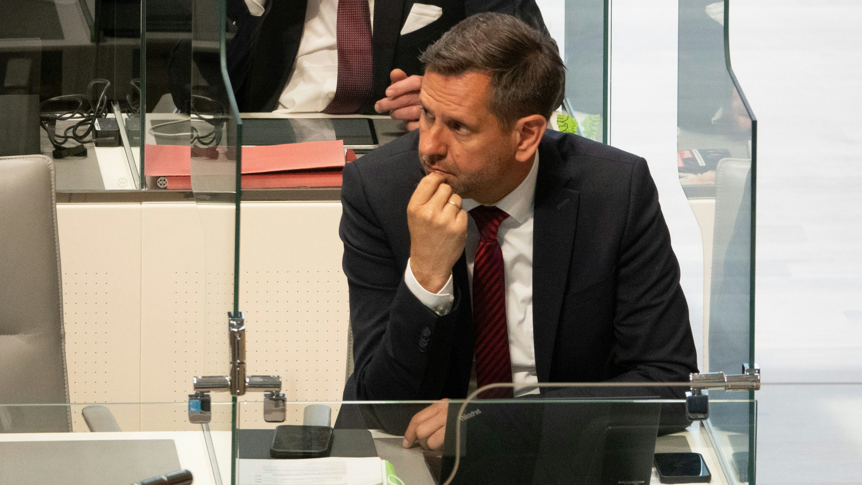 Olaf Lies (SPD), Umweltminister von Niedersachsen, sitzt im Plenarsaal des Niedersächsischen Landtags. Foto: dpa