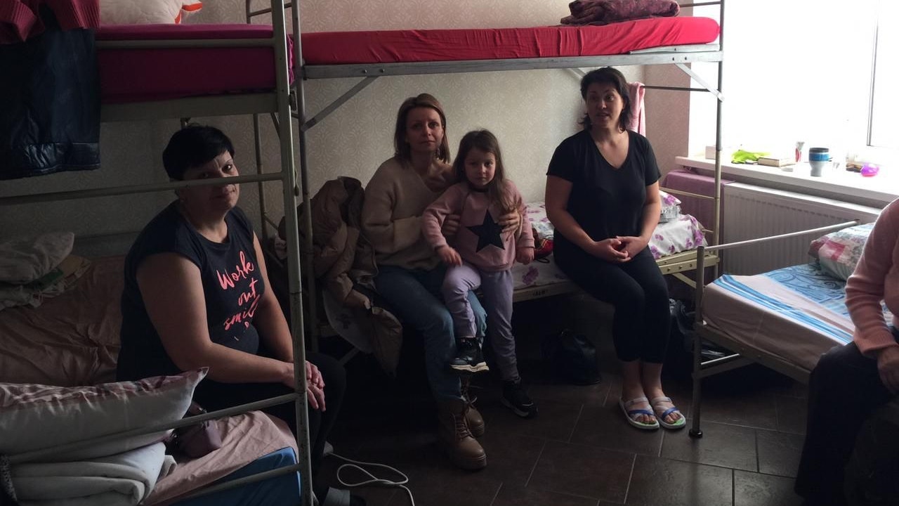 Auf der Flucht: Erste Flüchtlinge trafen in der Nacht in der von Ivan Hutsul mit organisierten Unterkunft ein. Foto: Hutsul