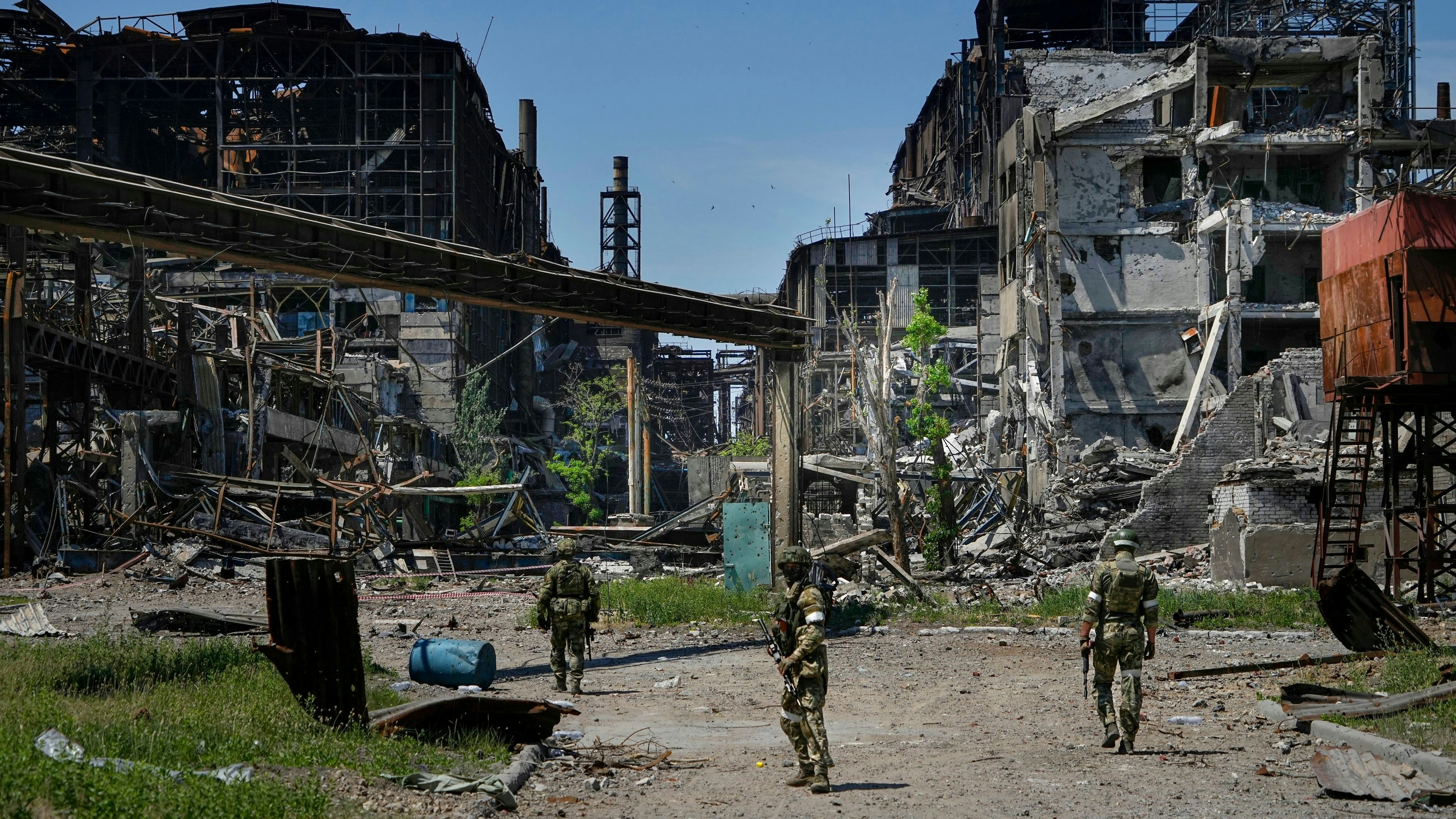 Russische Soldaten patrouillieren auf dem Gelände des Metallurgischen Kombinats Azovsta Foto: dpa