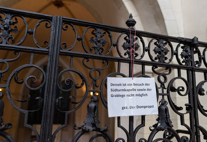 Als Reaktion auf die Veröffentlichung einer Missbrauchsstudie hat das Bistum Münster die Bischofsgruft im Dom geschlossen. Drei der dort bestatteten Bischöfe wird in der Studie Vertuschung von Missbrauchsfällen vorgeworfen. Foto: dpa