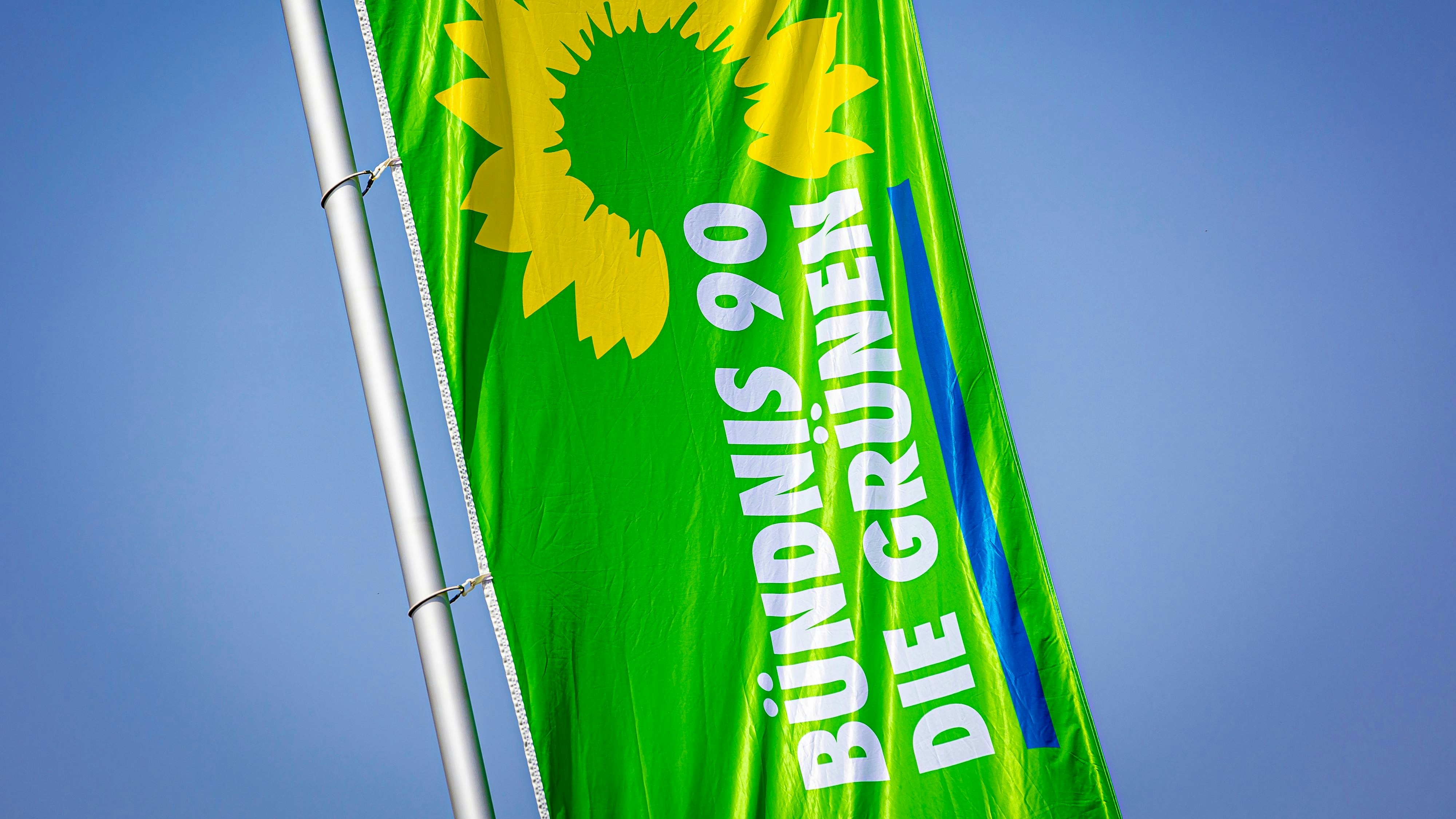 Eine Flagge mit dem Logo von Bündnis 90/Die Grünen weht vor der Lindenhalle. Symbolfoto: dpa