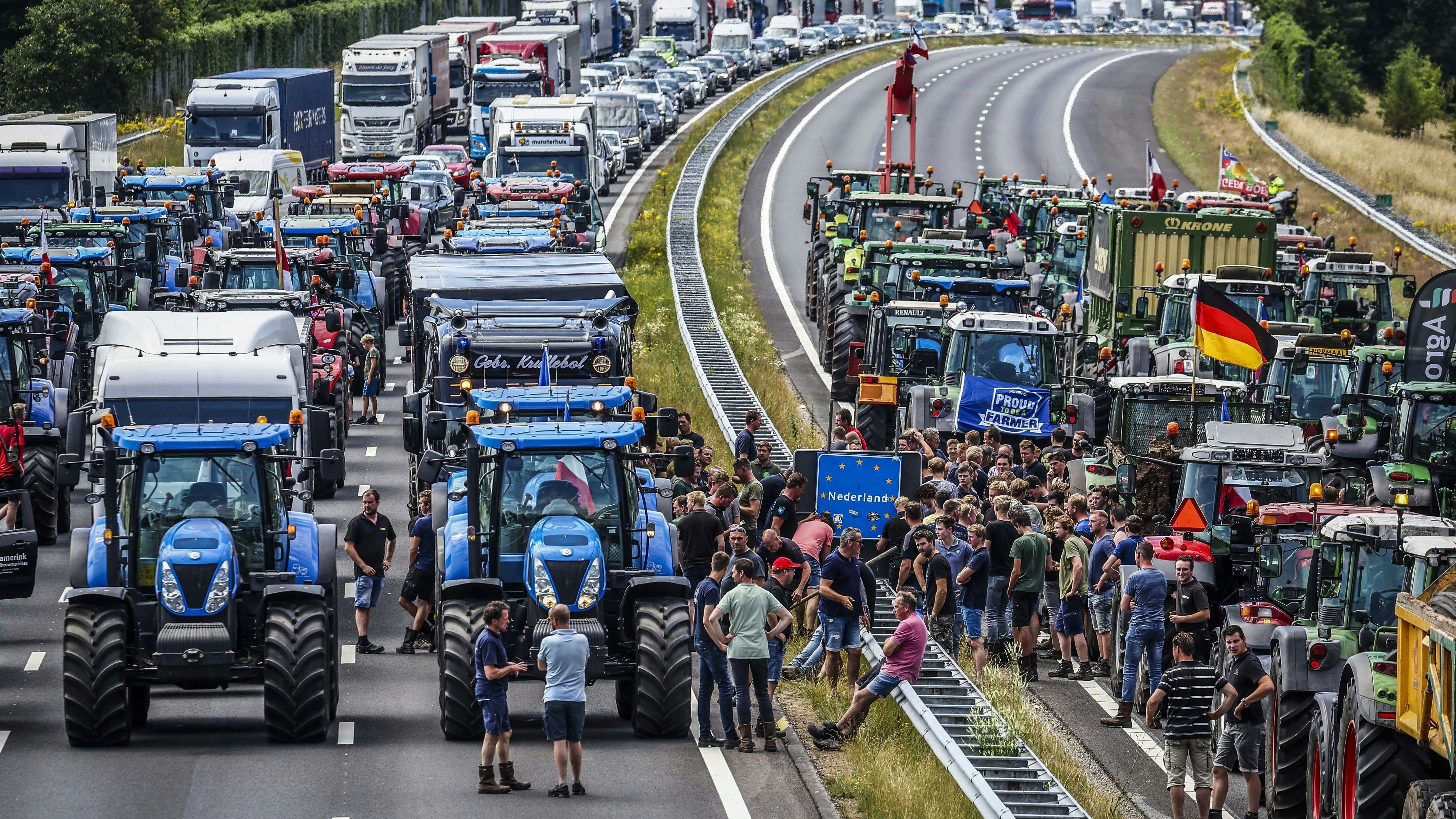 Nichts geht mehr: Niederländische Landwirte blockieren die Autobahn im Grenzbereich zu Deutschland. Foto: dpa