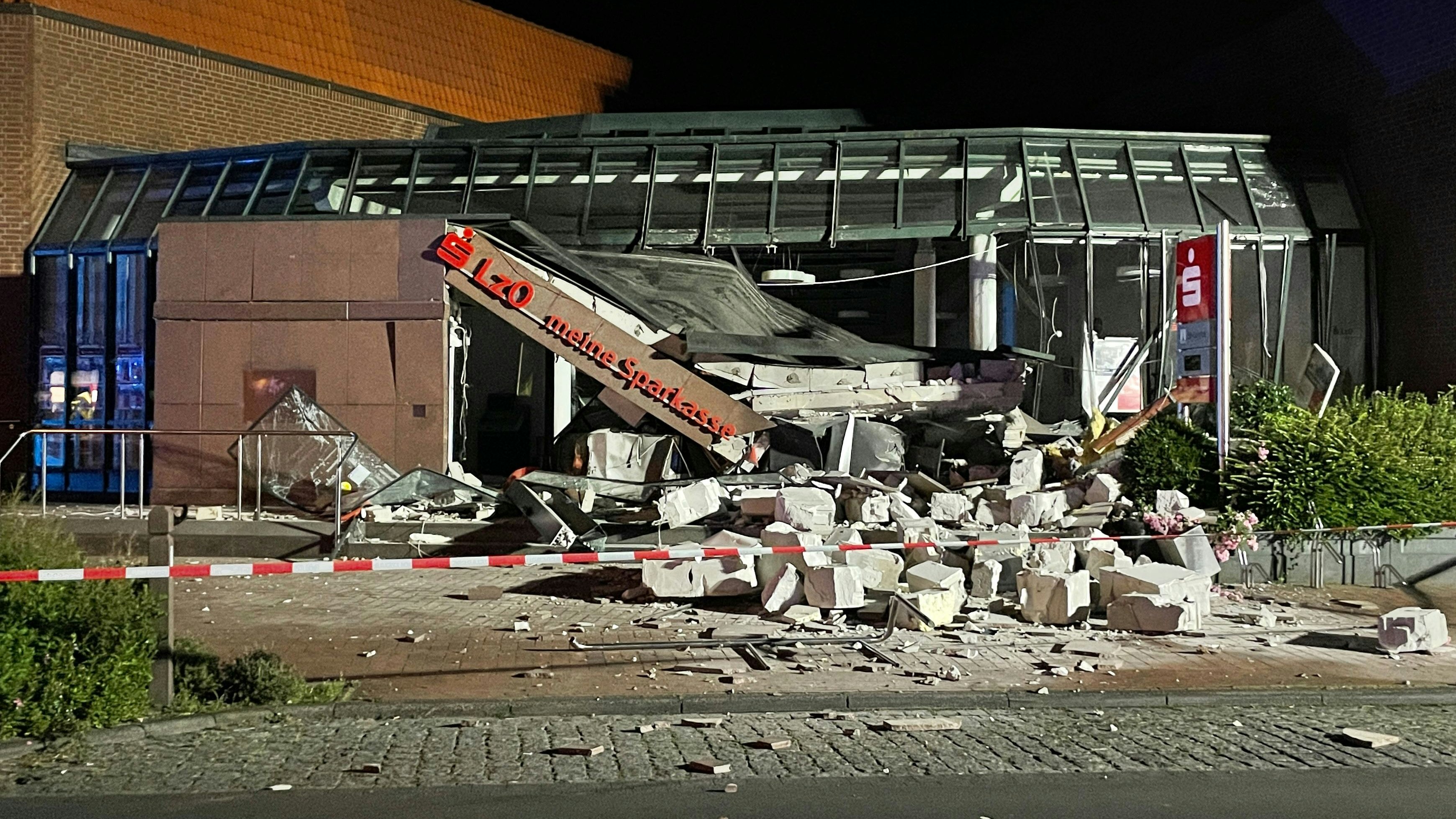 Der Eingangsbereich einer Bank ist nach einer Sprengung zerstört. In Edewecht (Landkreis Ammerland) haben unbekannte Täter in der Nacht von Dienstag auf Mittwoch Geldautomaten gesprengt. Foto: picture alliance / dpa / Andre van Elten
