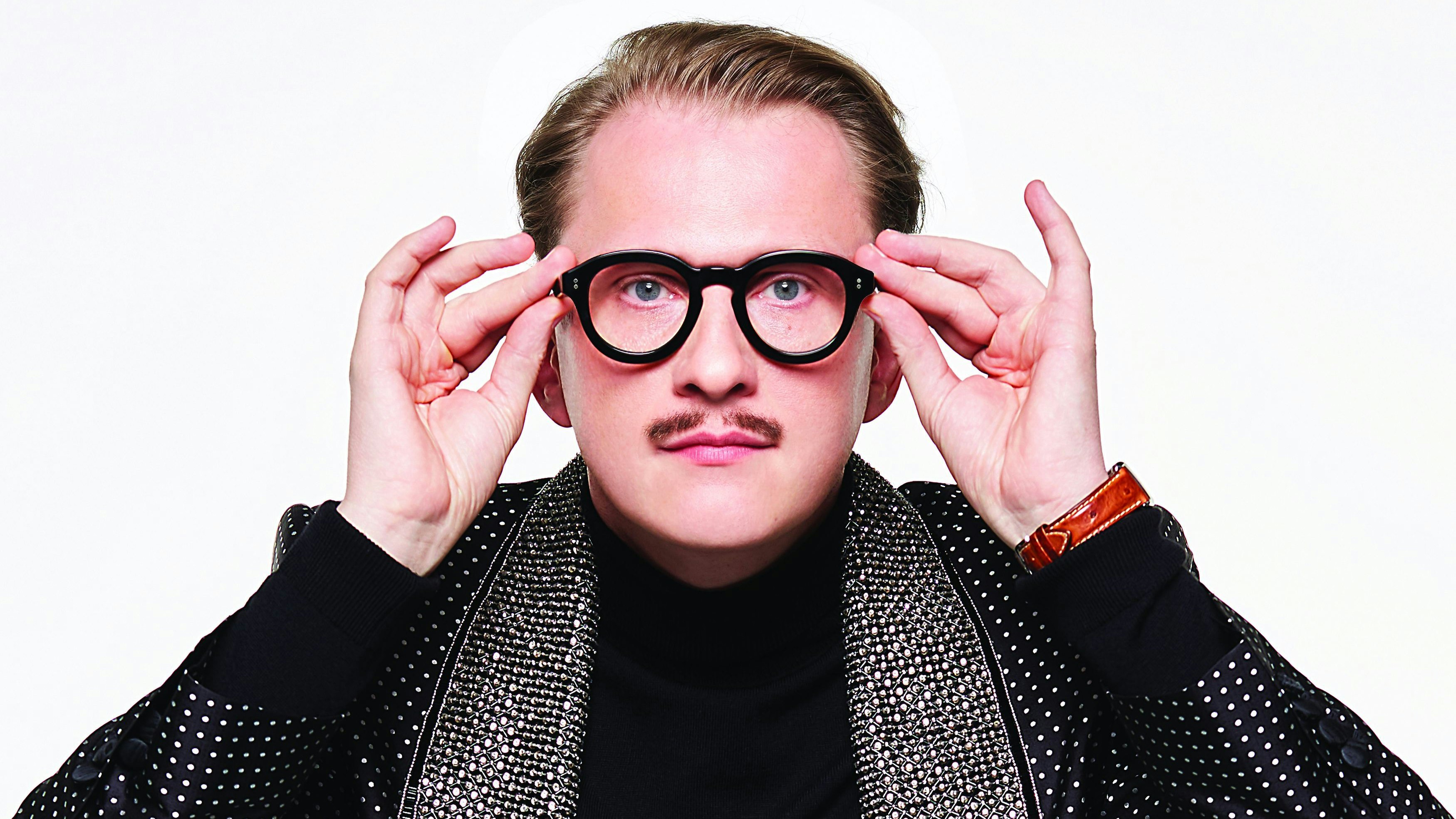 Eine markante Brille ist sein Markenzeichen: Jan-Henrik Scheper-Stuke präsentiert sich so bei Netflix. Foto: Netflix / Thomas Schenk