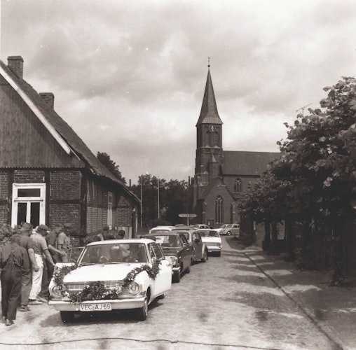 Schatten des Brautwagens in der Oster- » feiner Kirchstraße in den 1960er Jahren. (Foto: Stadtmuseum Damme)