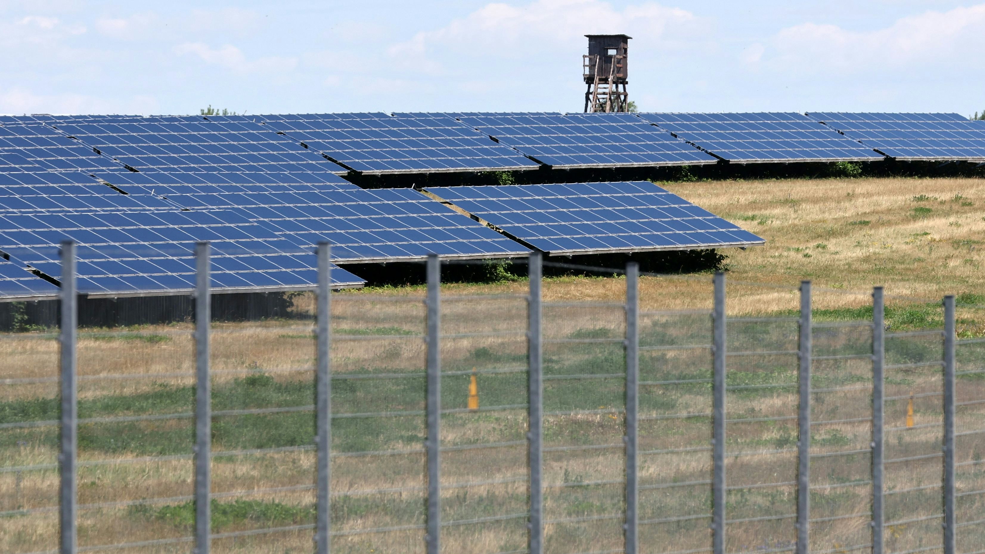 Die Gemeinde Garrel will prüfen lassen, welche Areale sich für Freiflächen-Photovoltaikanlagen eignen. Symbolbild: dpa