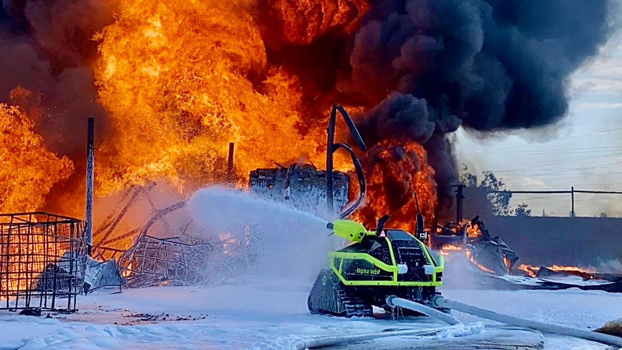 Unvorstellbare Hitze: Weil sich kein Mensch in die Nähe der Flammen wagen kann, kommt der Löschroboter Wolf von Alpha Robotics nach der Explosion eines Tanklagers in Kiew zum Einsatz. Foto: privat