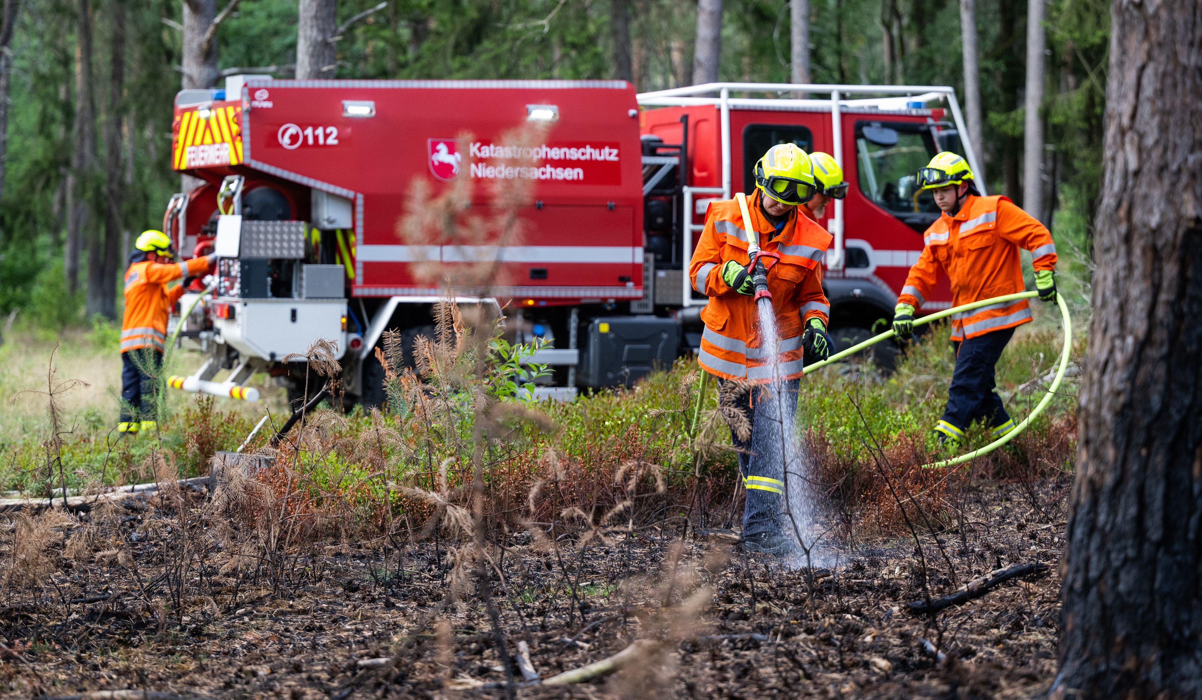 Ehrenamtliche Feuerwehrkräfte üben den Einsatz vom Waldbrandtanklöschfahrzeug "CCFM 3000". Archivfoto: dpa