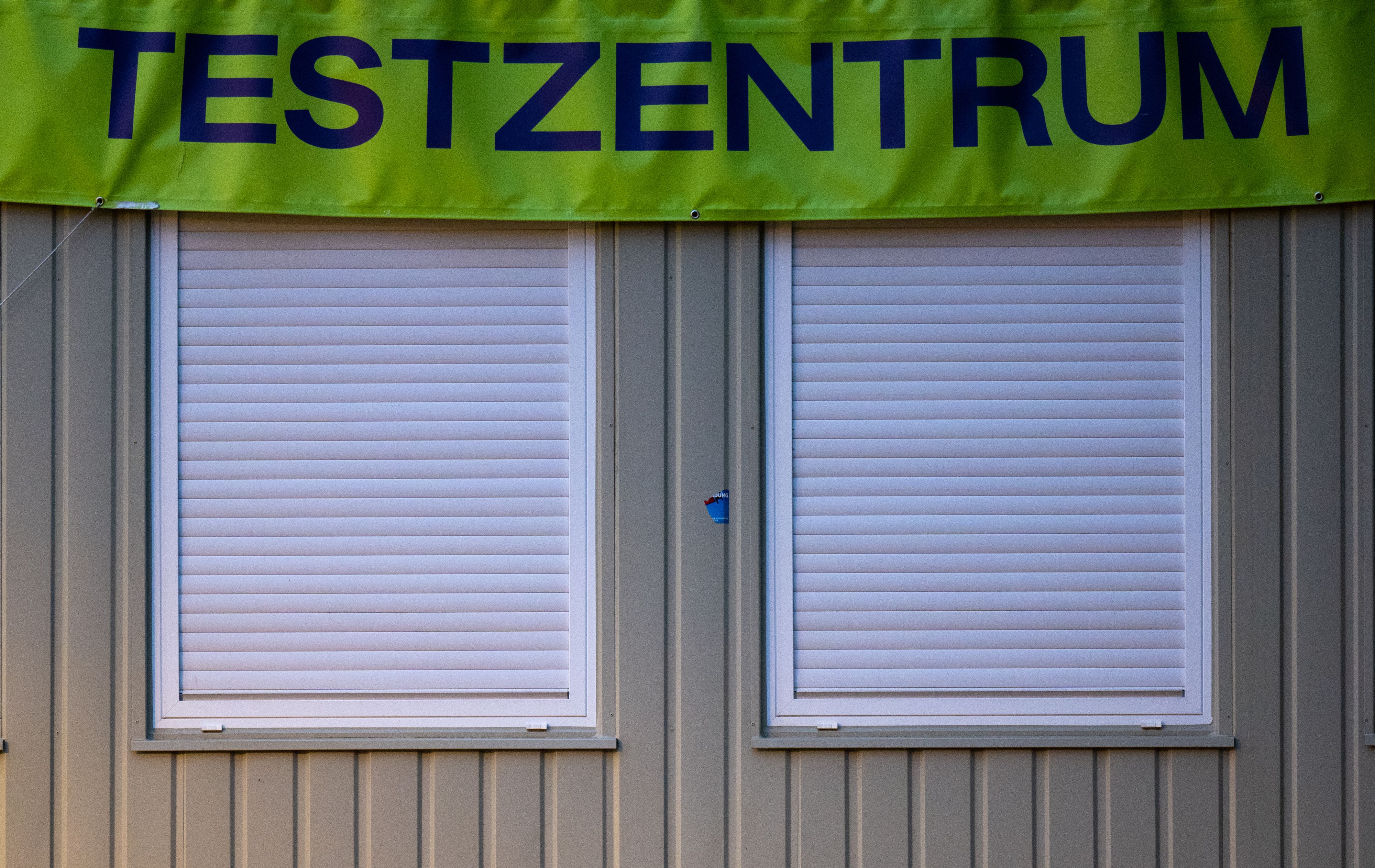 Die Fenster eines Corona-Testzentrums in Chemnitz sind am frühen Morgen noch geschlossen. Symbolfoto: dpa