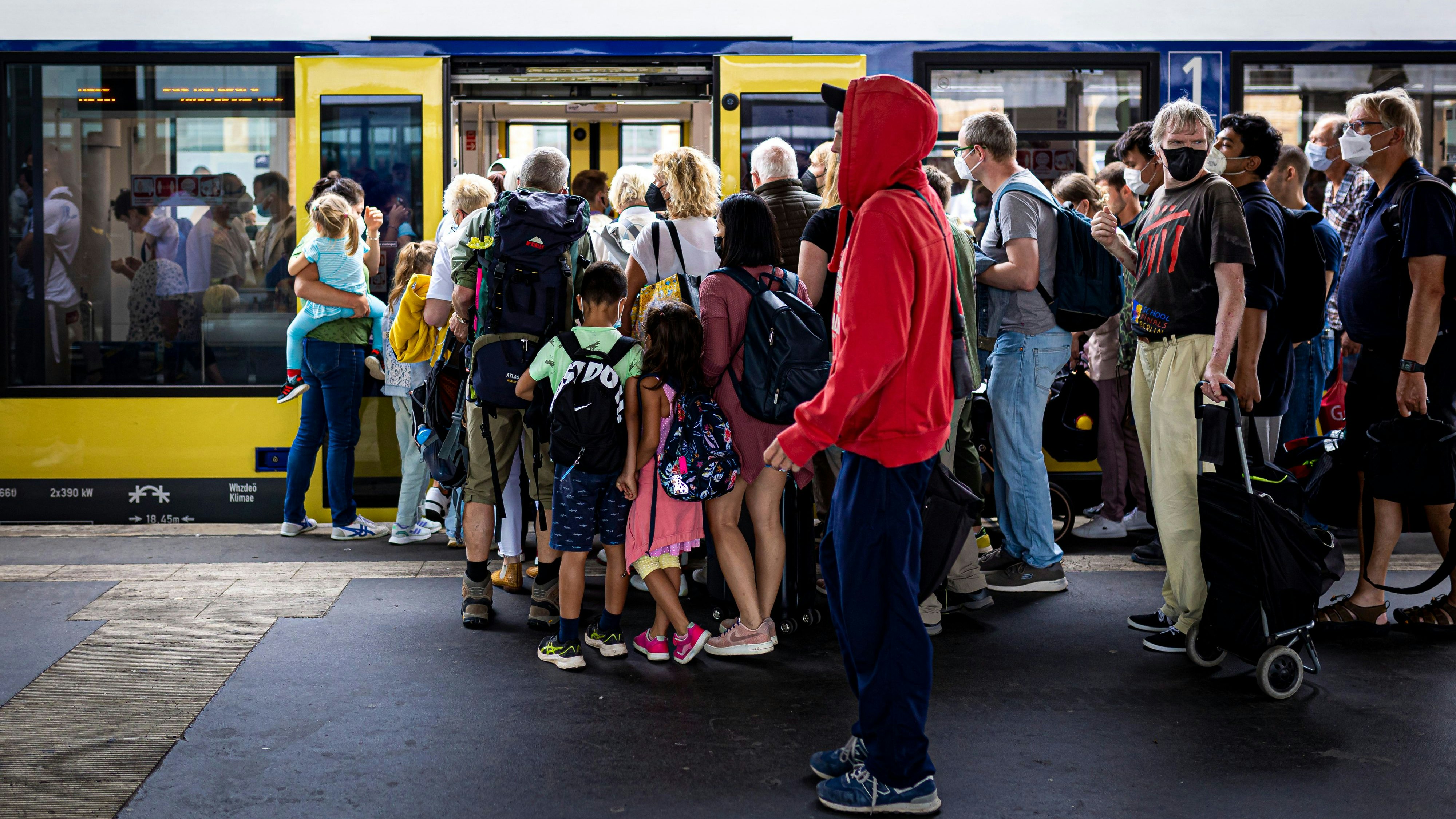 Das Ende August auslaufende 9-Euro-Ticket sorgt vor Ort für volle Züge und volle Rufbusse.&nbsp; Foto: dpa/Frankenberg