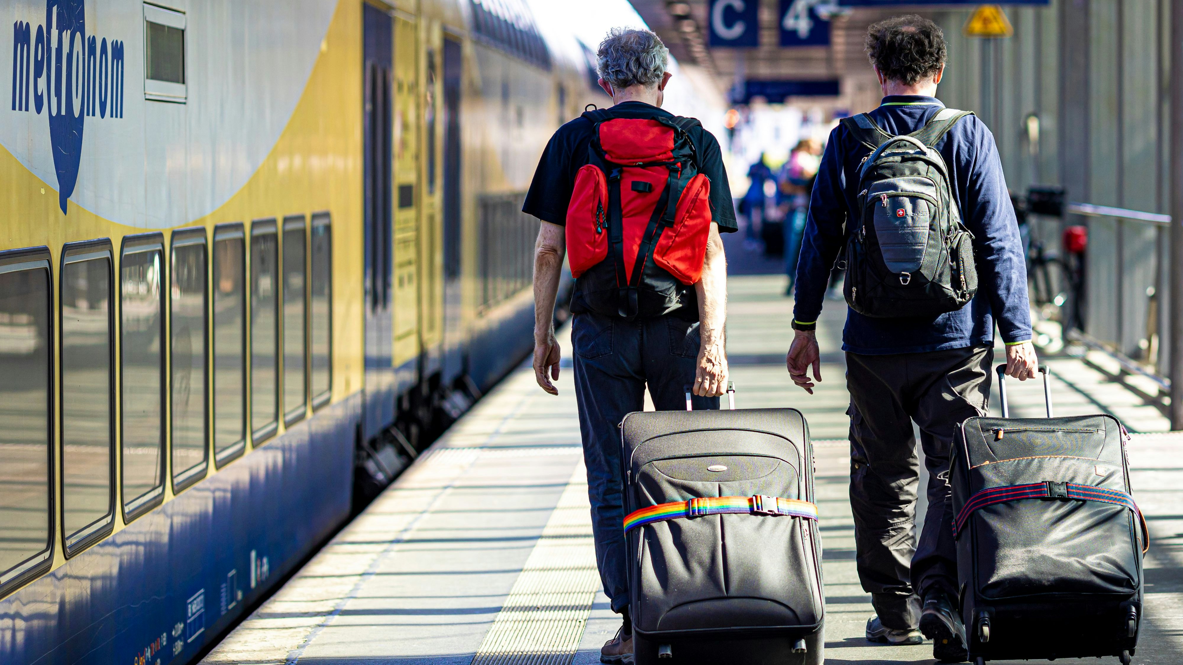 Reisende gehen einen Bahnsteig im Hauptbahnhof Hannover entlang. Das beliebte 9-Euro-Ticket im Öffentlicher Personennahverkehr war am 31. August ausgelaufen. Symbolfoto: dpa