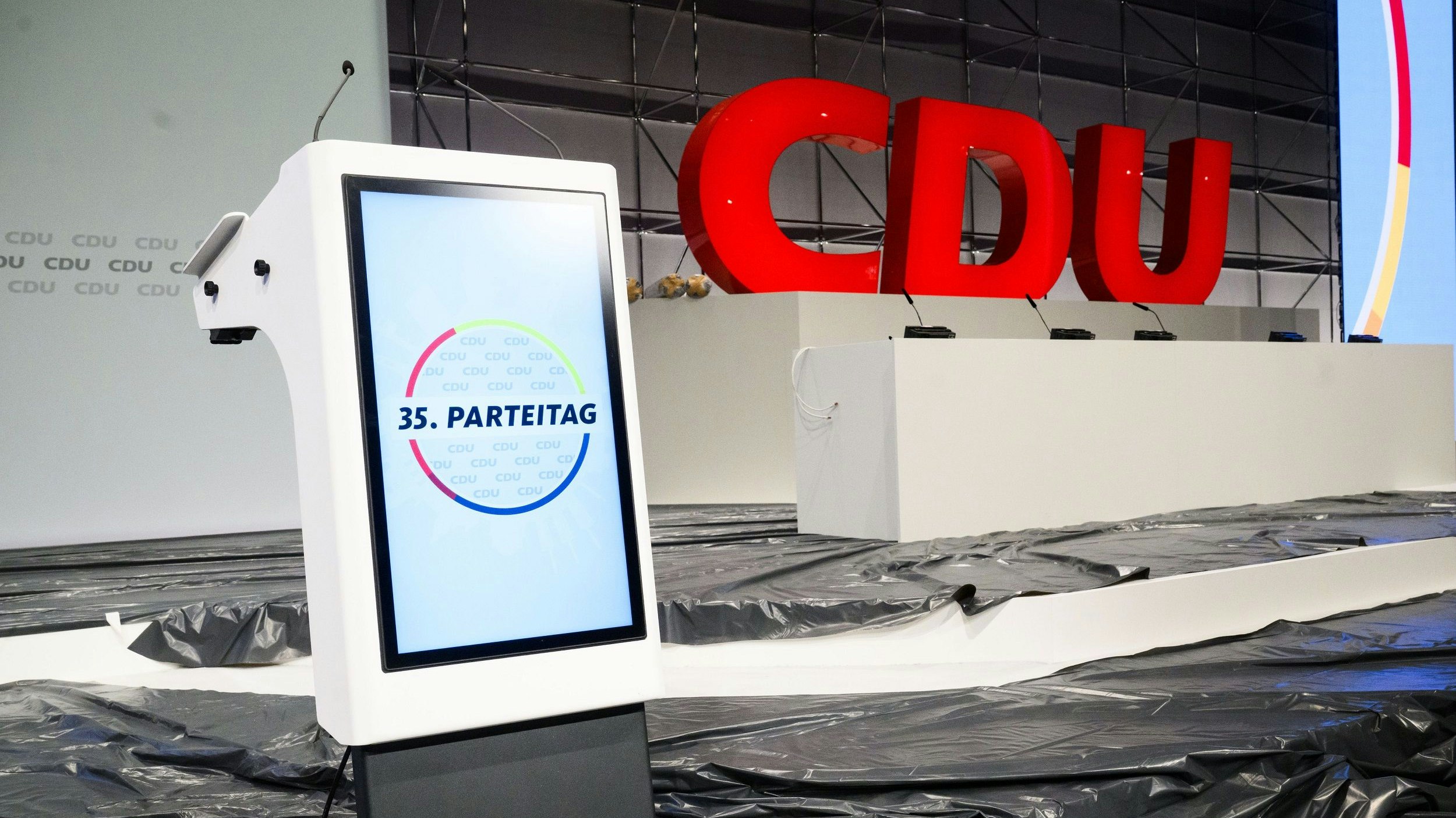 Schauplatz für Debatten: Die Bühne des CDU-Bundesparteitags in Hannover. Foto: dpa / Stratenschulte