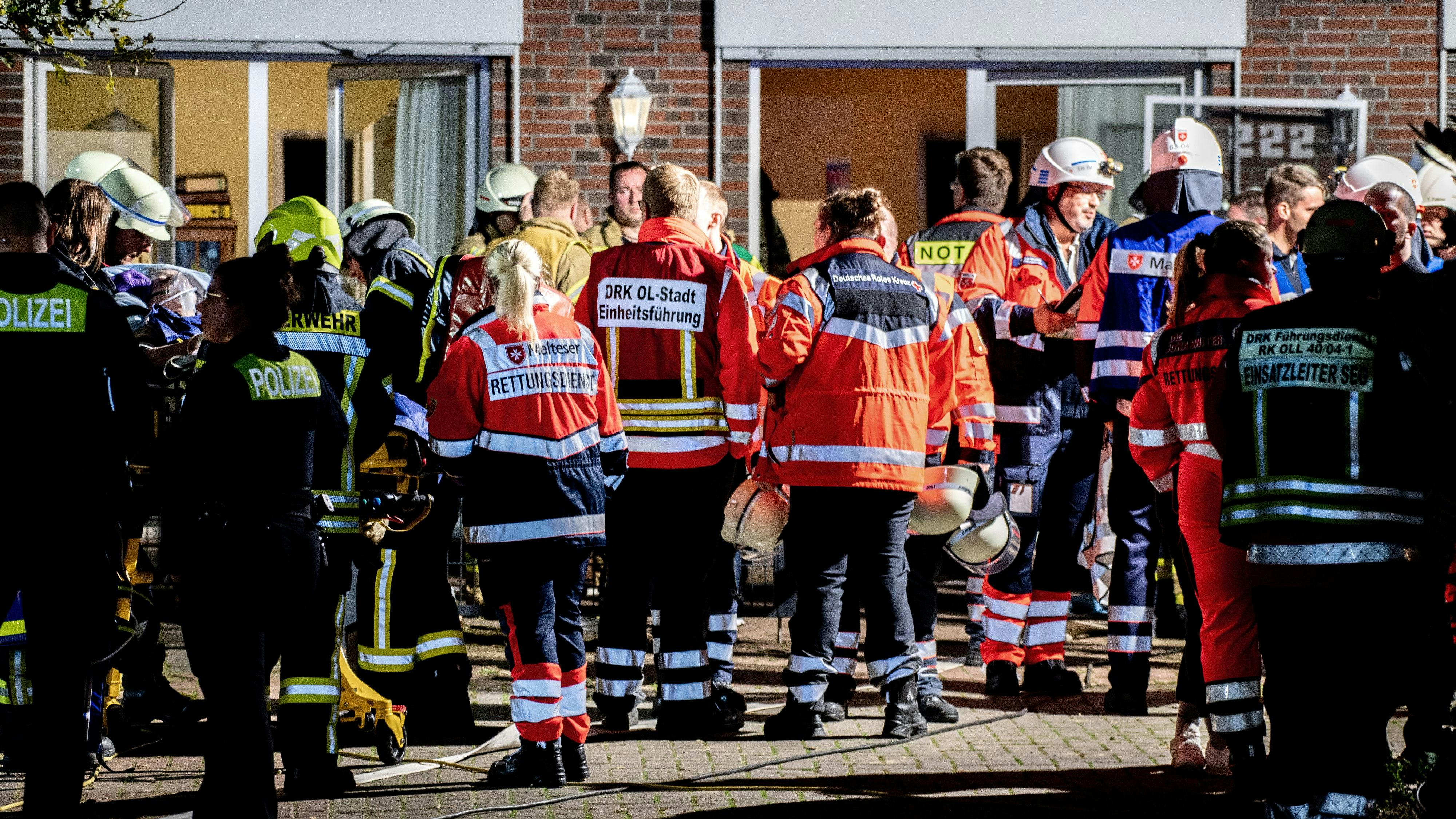Zahlreiche Einsatzkräfte von Feuerwehr und Rettungsdienst stehen vor einem Altenheim im Ortsteil Südmoslesfehn. Bei einem Feuer in einem Altenheim in Wardenburg sind drei Menschen ums Leben gekommen. Foto: dpa/Dittrich
