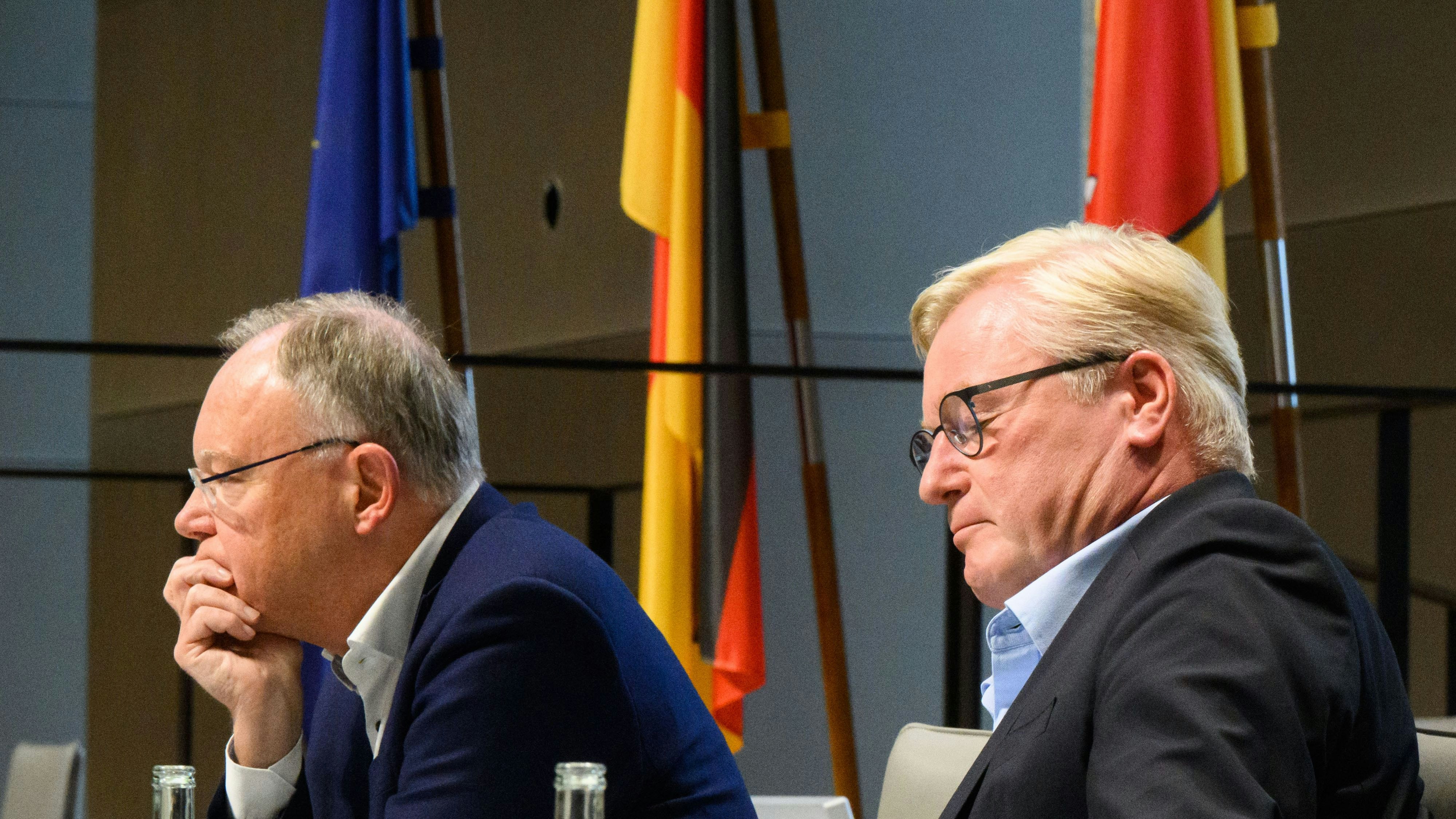 Stephan Weil (l, SPD), Ministerpräsident Niedersachsen, und Bernd Althusmann (CDU), Wirtschaftsminister Niedersachsen, sitzen bei einer Diskussionsrunde von „Jugend debattiert“ im niedersächsischen Landtag. Symbolfoto: dpa
