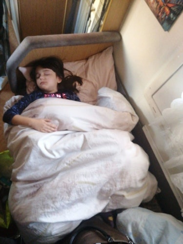 Erschöpft: Dieses Mädchen darf sich im Wohnmobil ausschlafen.   Foto: Brischten