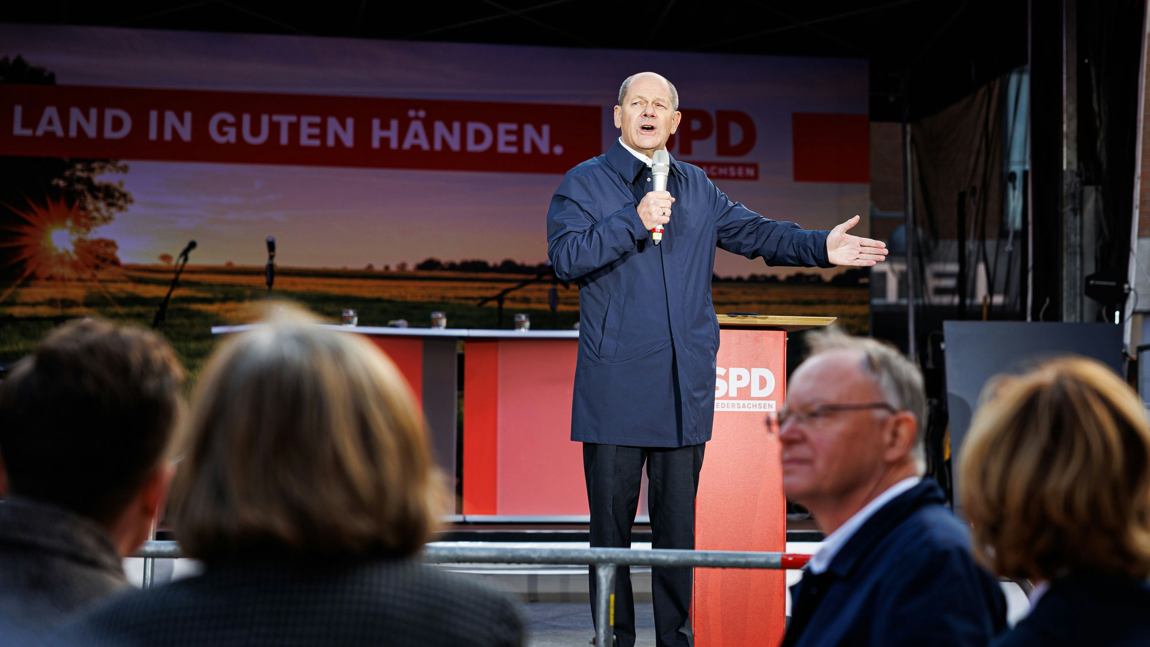 Bundeskanzler Olaf Scholz (SPD) spricht auf einer Abschlusskundgebung seiner Partei vor der Marktkirche in der Innenstadt von Hannover. Foto: dpa