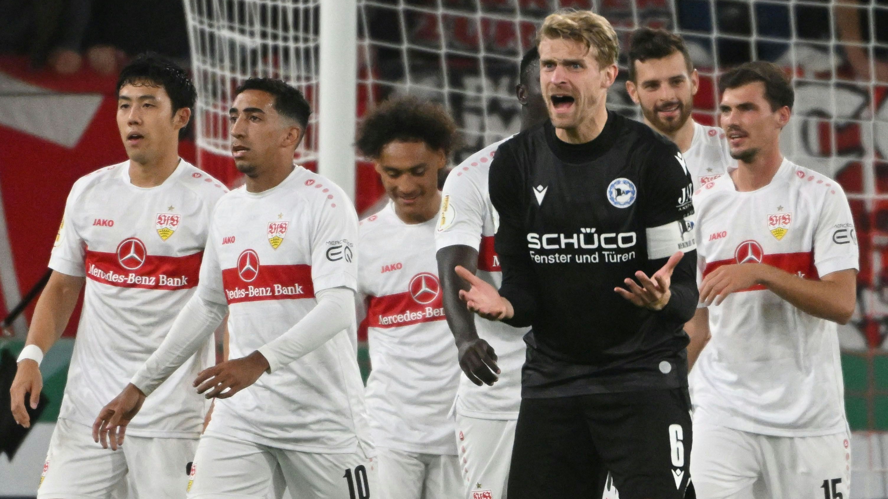 Frust im DFB-Pokal: Bielefelds Oliver Hüsing (schwarzes Trikot) im Zweitrundenspiel beim VfB Stuttgart. Foto: dpa