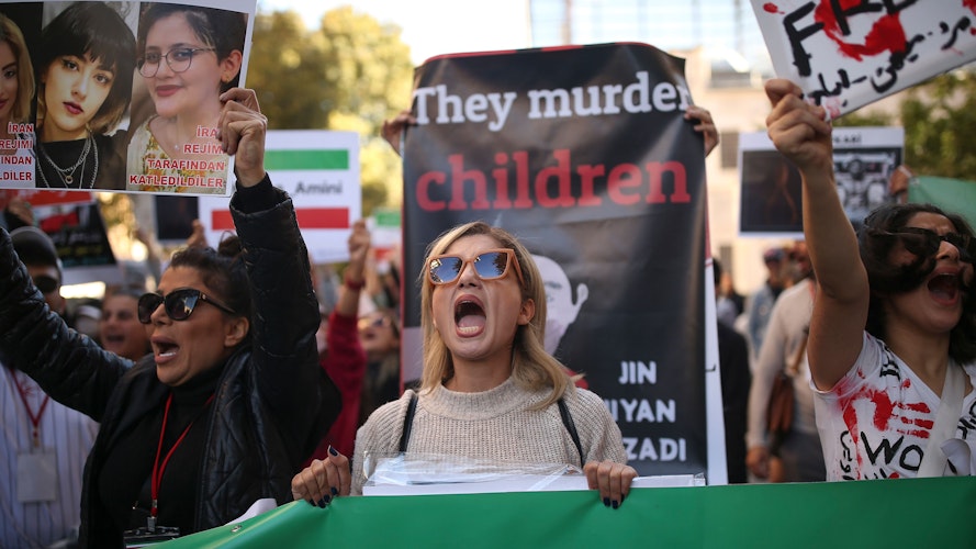 Iranerinnen nehmen an einer Demonstration vor dem iranischen Konsulat in Istanbul nach dem Tod von Mahsa Amini teil. Die 22-Jährige war von der iranischen Sittenpolizei in der Hauptstadt Teheran festgenommen worden. Der Grund: Sie soll gegen die Kleiderordnung verstoßen haben. Noch in Polizeigewahrsam starb Mahsa Amini. Foto: dpa