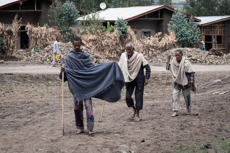 Auf dem Weg zum Augenarzt: Fentahun Abiye Ganfur (links) führt seinen Vater Abiye (Mitte) und seinen Onkel Lakew nach Borena.