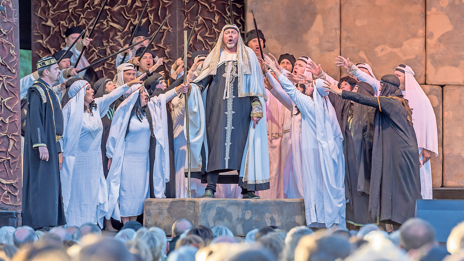 Ergreifende Szene: Nabucco gehört zu den Hauptwerken von Giuseppe Verdi. Die Prager Festspieloper (Foto) führt die Oper im kommenden Jahr in Löningen auf.&nbsp; &nbsp;Foto: T. Weber