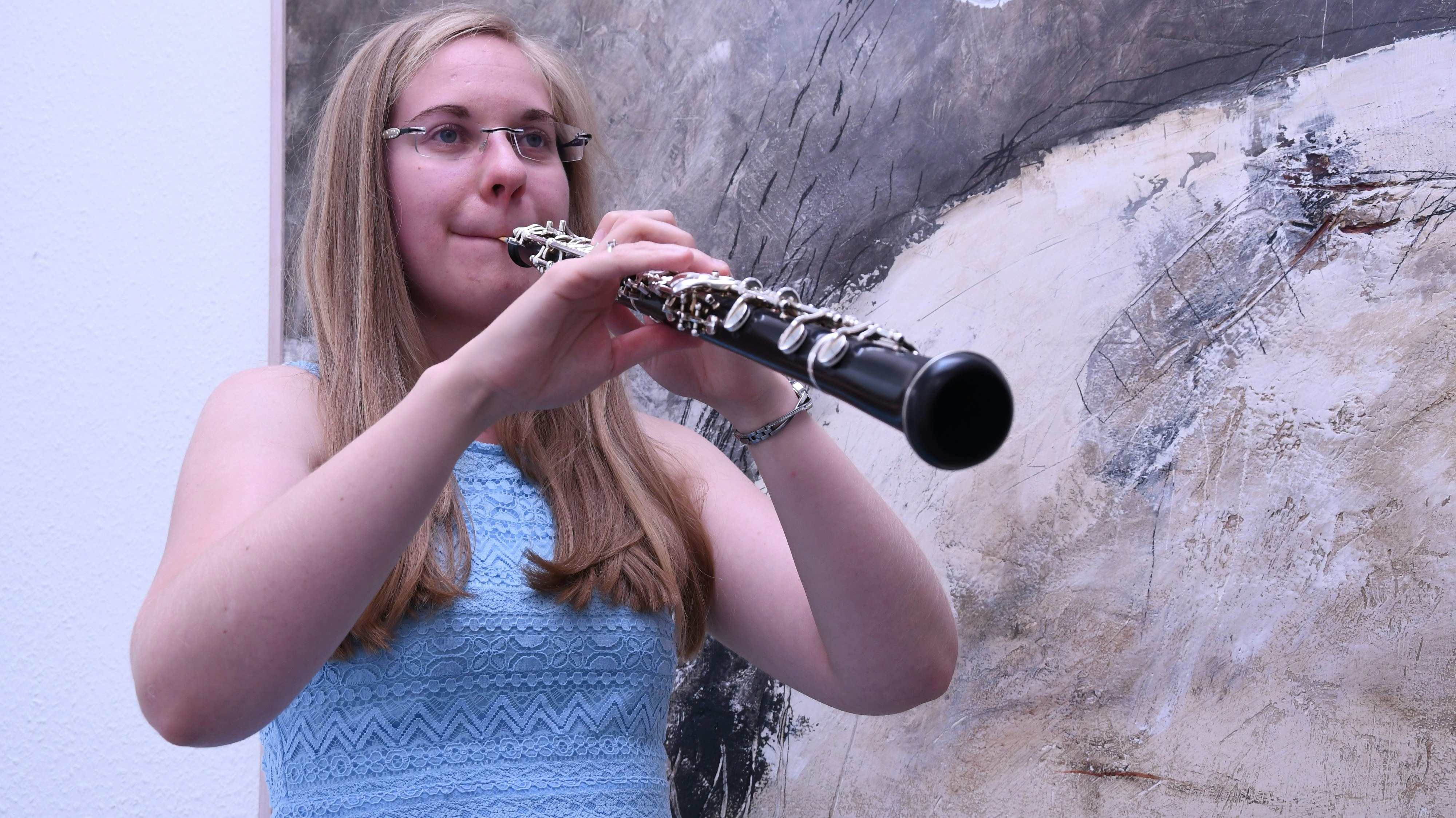 Zierlich, aber kraftvoll: Die Oboe ist herausfordernd, weil sie einen punktgenauen, kraftvollen Ansatz verlangt. Marina Averbeck kann‘s. Die 21-jährige Musikstudentin fertigt sogar das Doppelrohrblatt im Mundstück aus einem Rohling selbst an, nach ihren Wünschen. Foto: Kreke