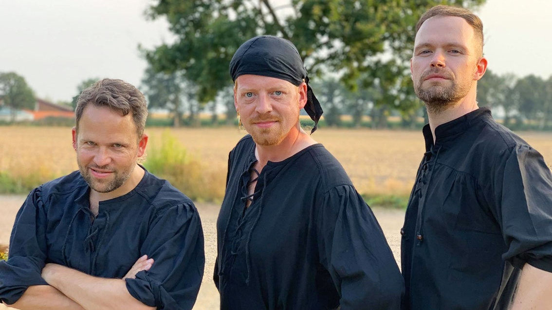 Entführten die Zuhörer auf die Schatzinsel: (von links) Christoph Tiemann, Alexander Rolfes und Sound Designer Johannes Kraas. Foto: Urs von Wulfen