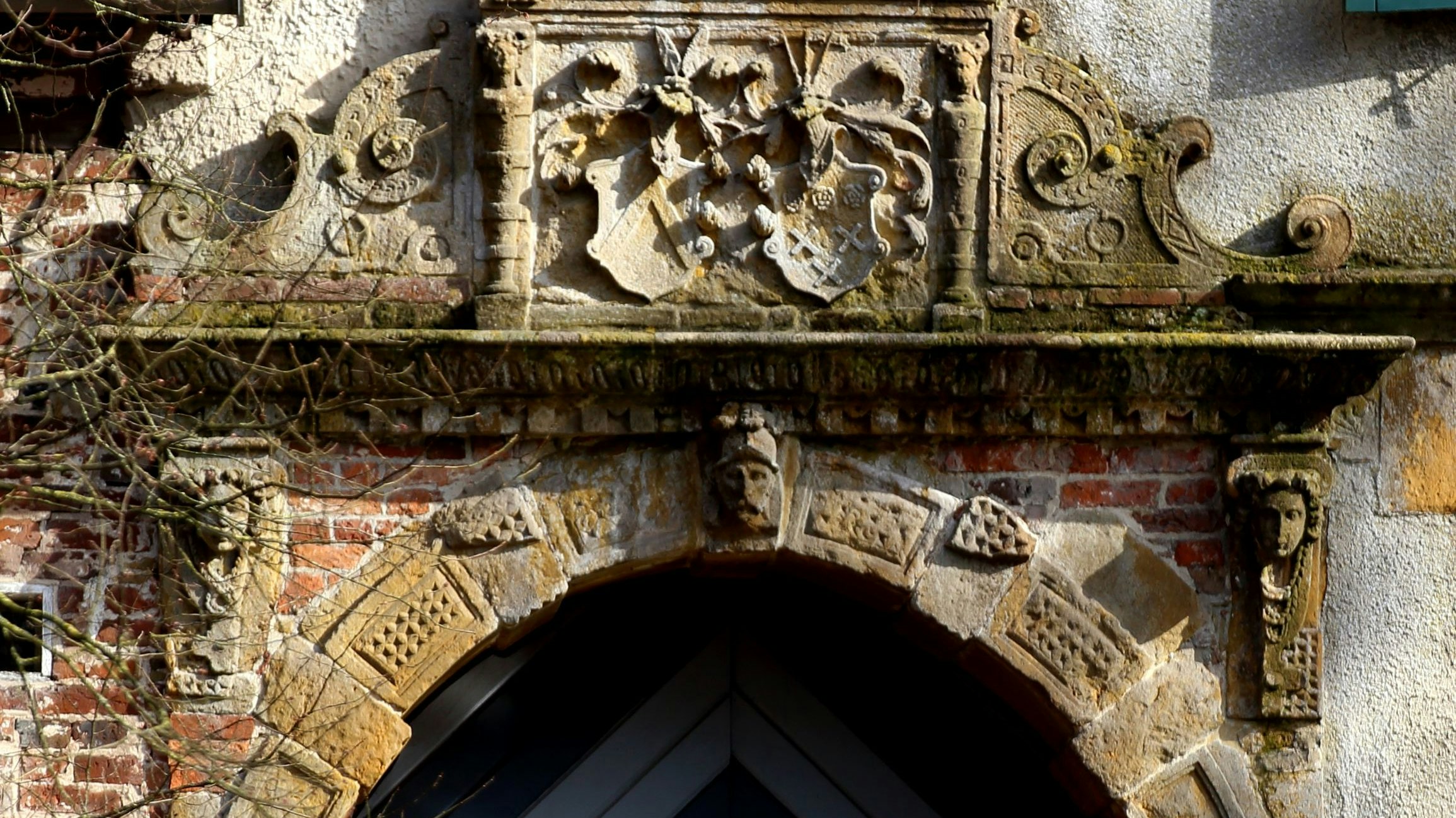 Der Haupteingang zur Dietrichsburg: Die Wappen über dem Tor verweisen noch heute auf die Verbindung der beiden Adelsfamilien von Dinklage und von Ledebur. Foto: Kathe