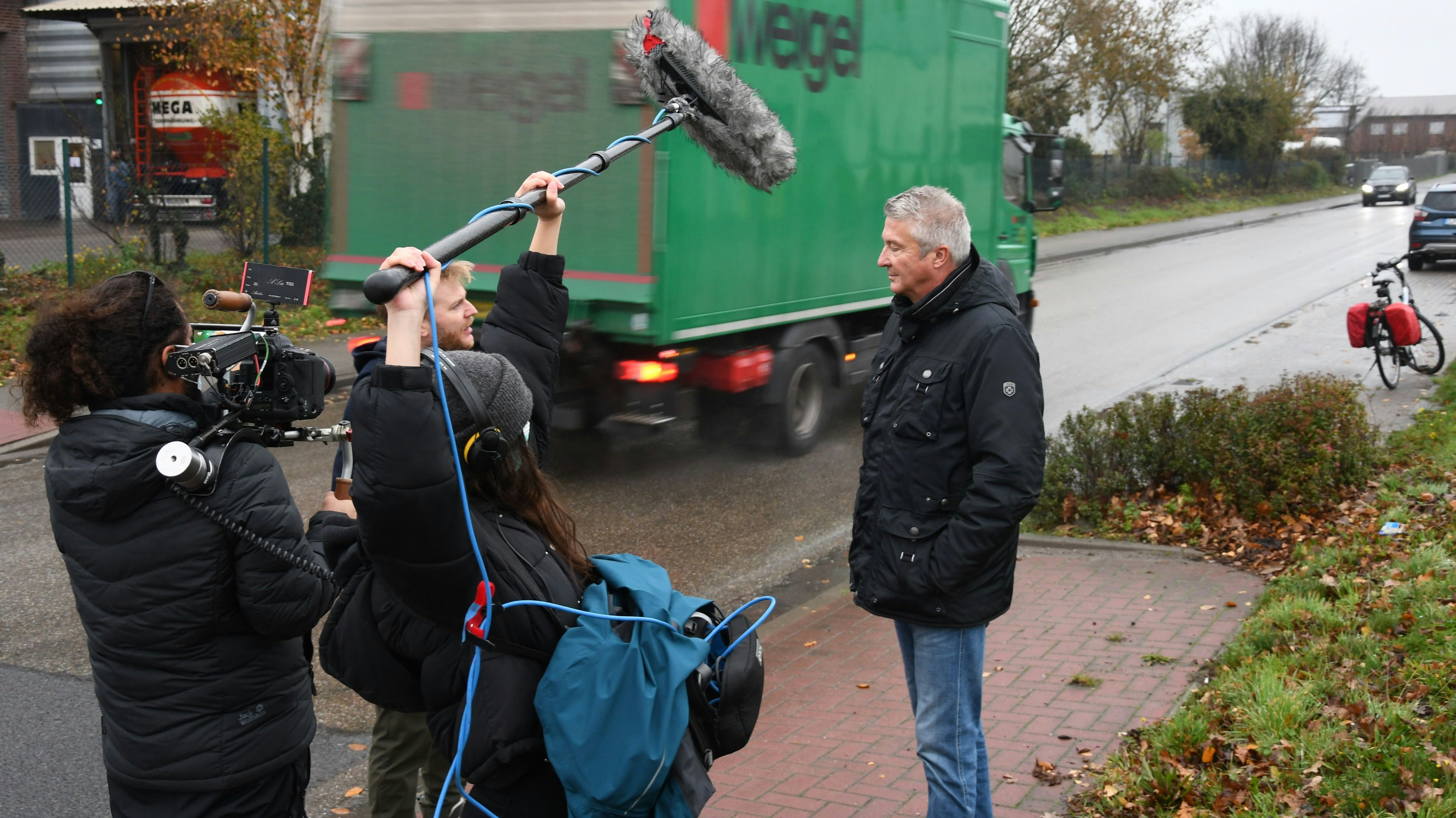 Erklärungen am Mini-Radweg: Fachbereichsleiter Armin Nöh verteidigt vor einem TV-Team die kurze, schlängelnde Strecke. Foto: Kreke