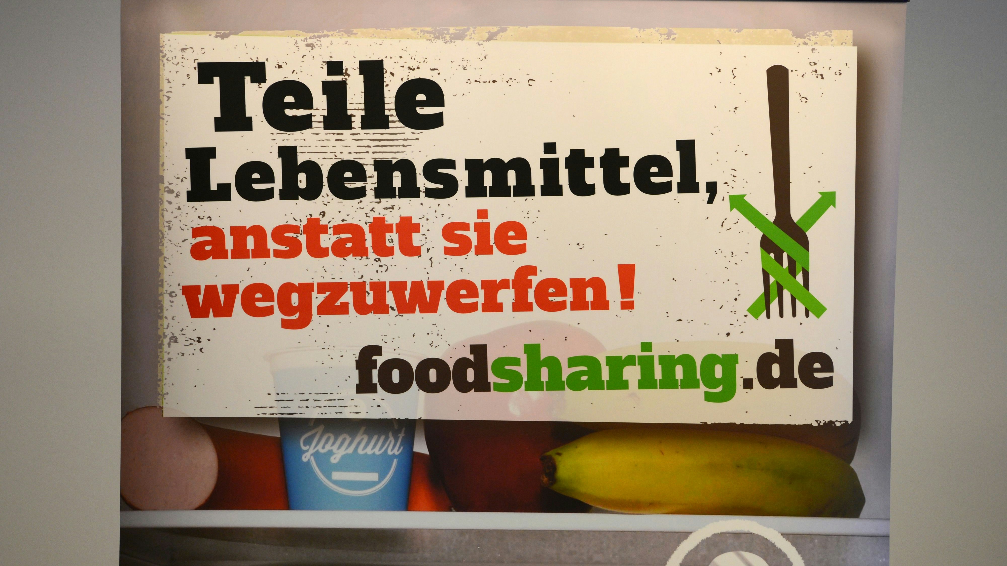 Klare Botschaft: Beim Projekt Foodsharing geht es darum, überschüssige Lebensmittel vor dem Wegwerfen zu bewahren. Das Abgeben der Lebensmittel ist kostenlos.&nbsp; Foto: dpa/Kalaene