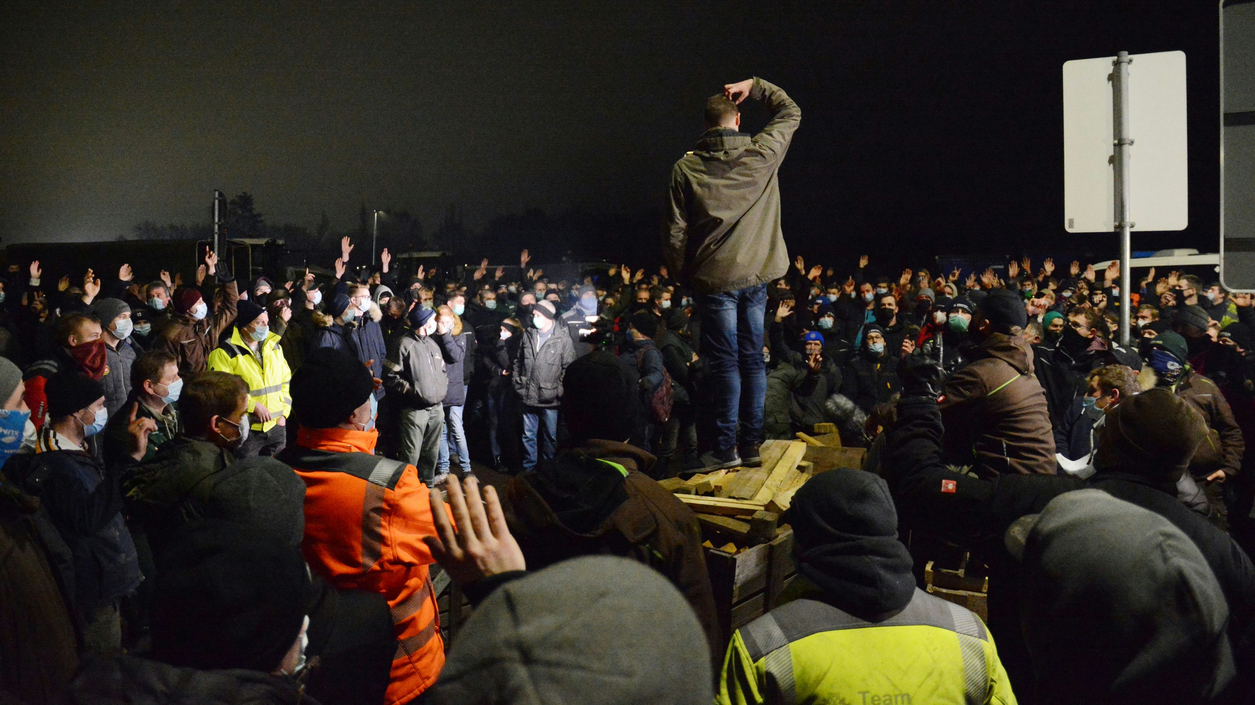 Per Handzeichen: Die Landwirte stimmten am Abend über das weitere Vorgehen ab. Foto: Hermes
